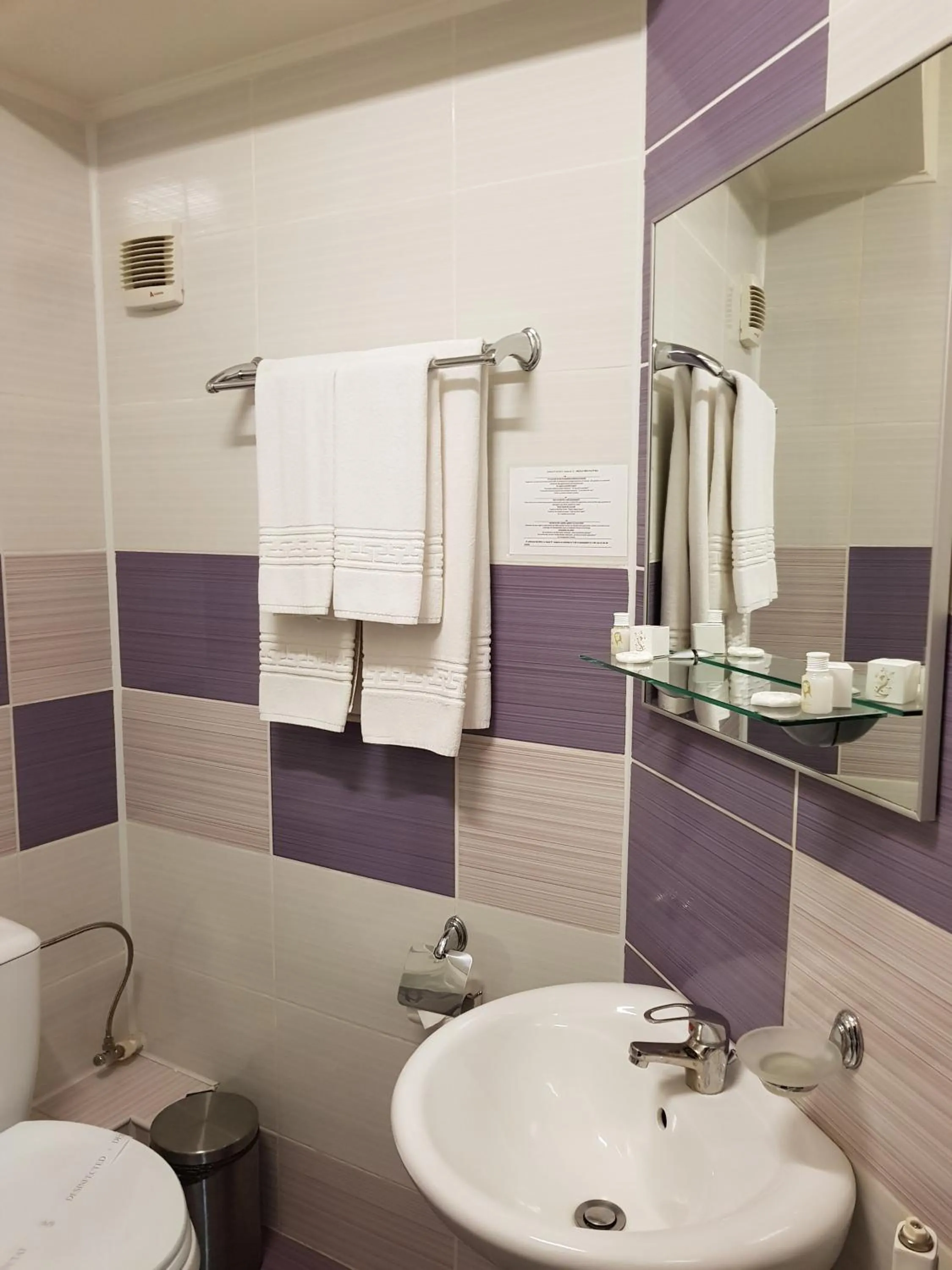 Bathroom in Indiana Hotel