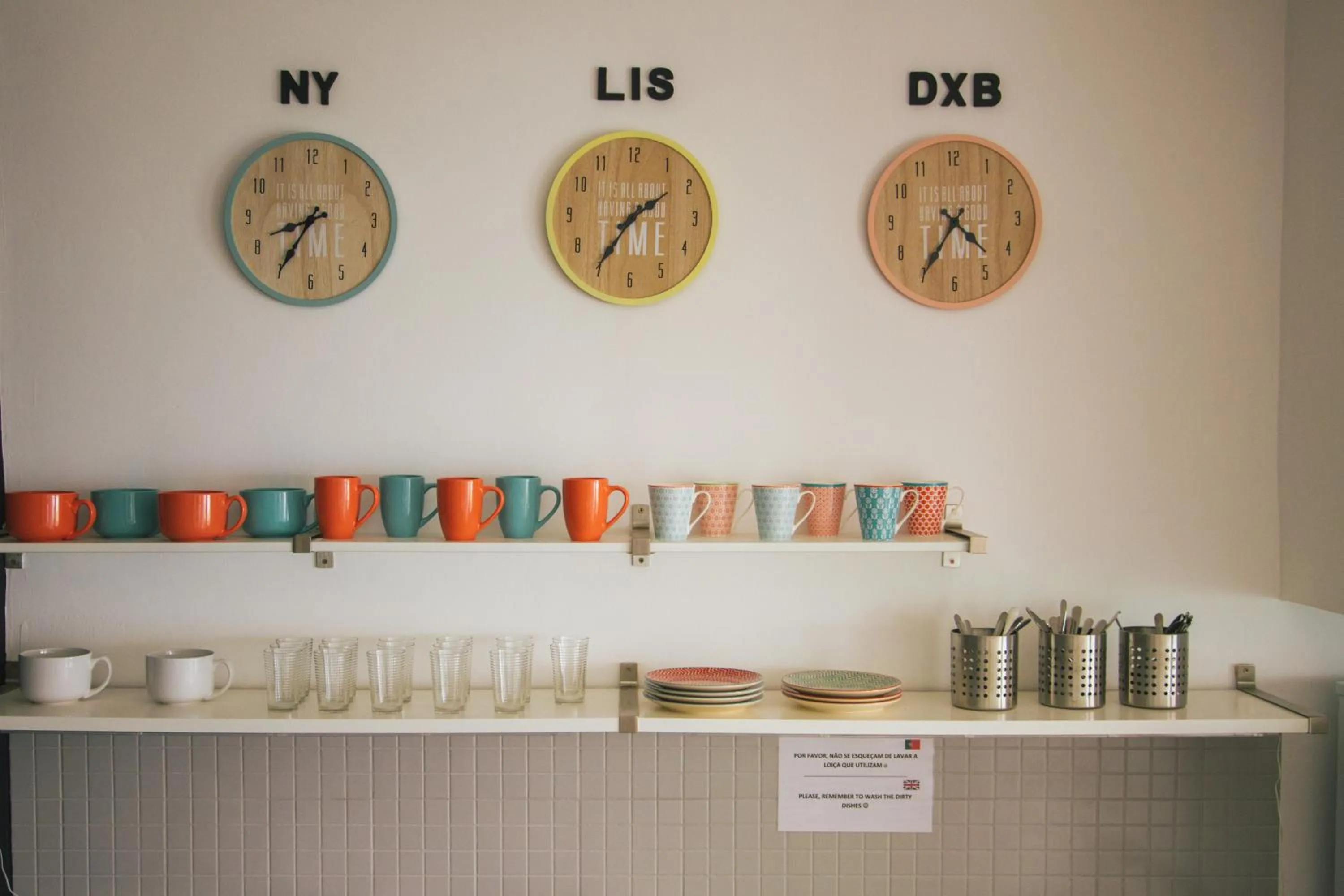 Communal kitchen in PTM DownTown Hostel&Suites