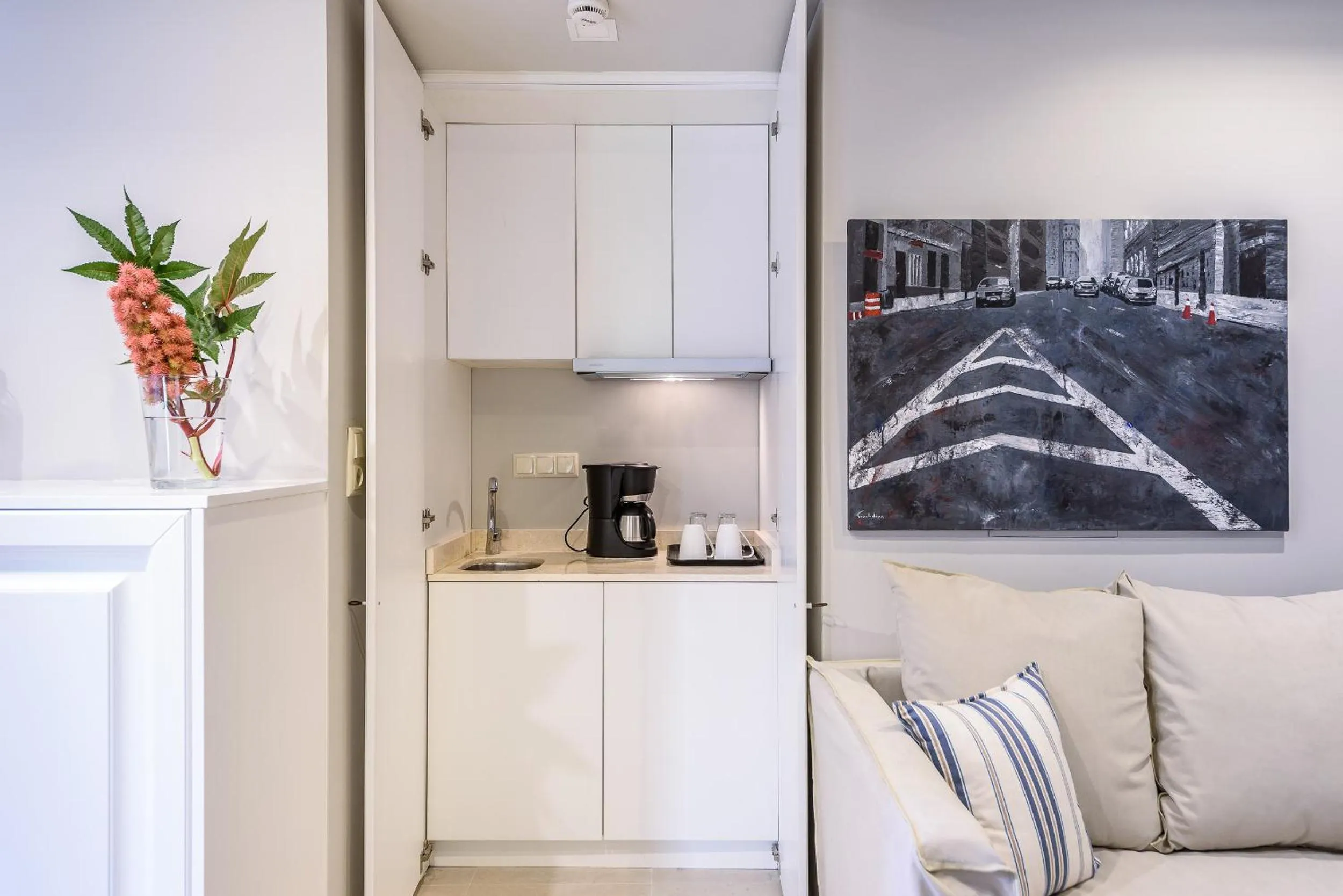 Coffee/tea facilities in Candia Suites & Rooms