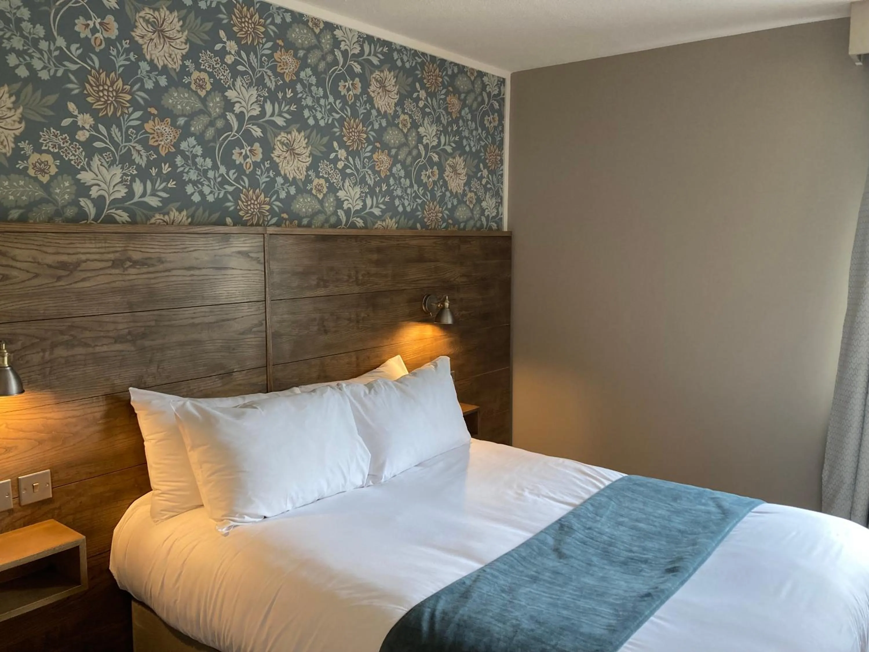 Bed in Blue Bell Lodge Hotel