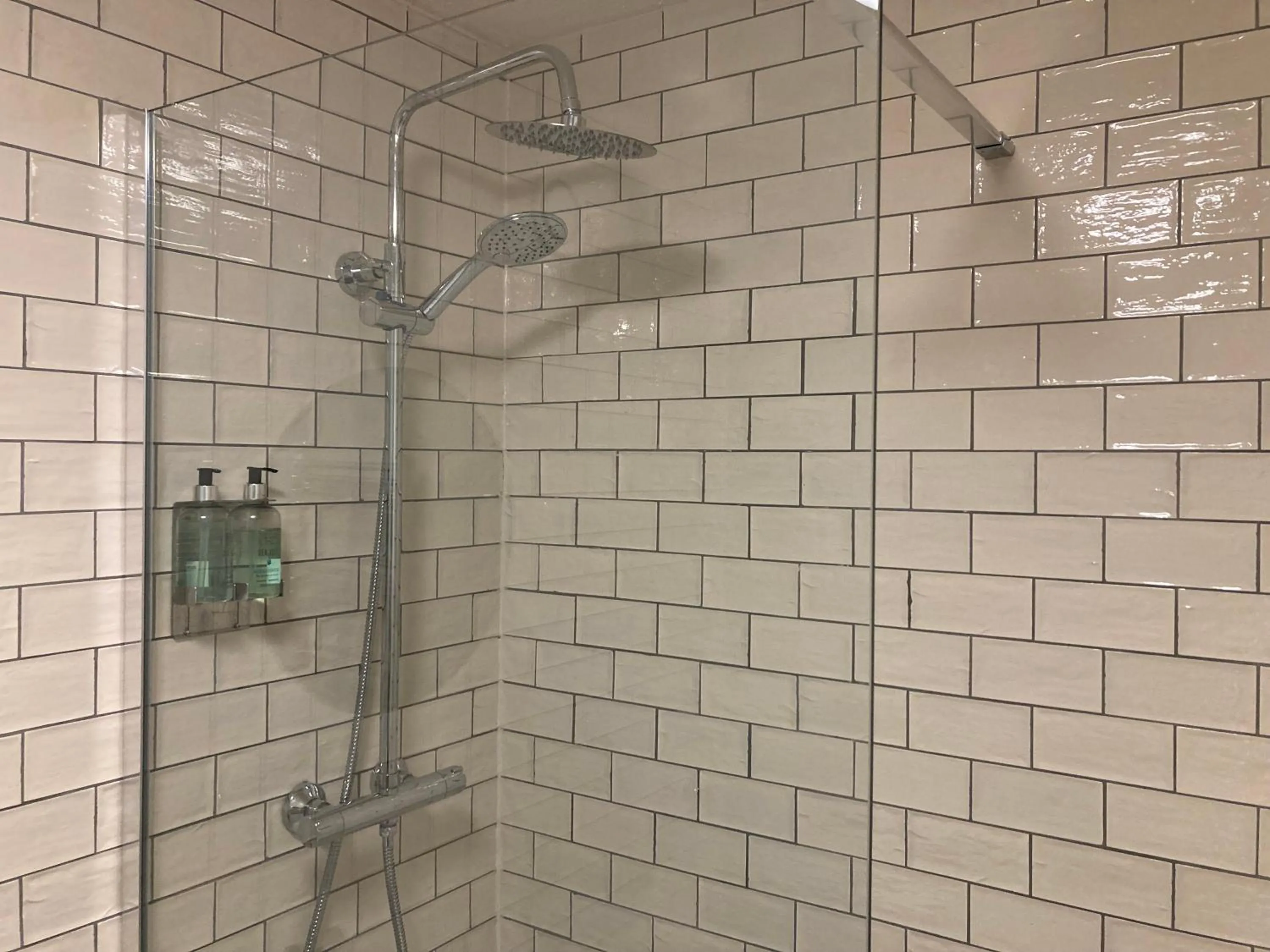 Shower in Blue Bell Lodge Hotel