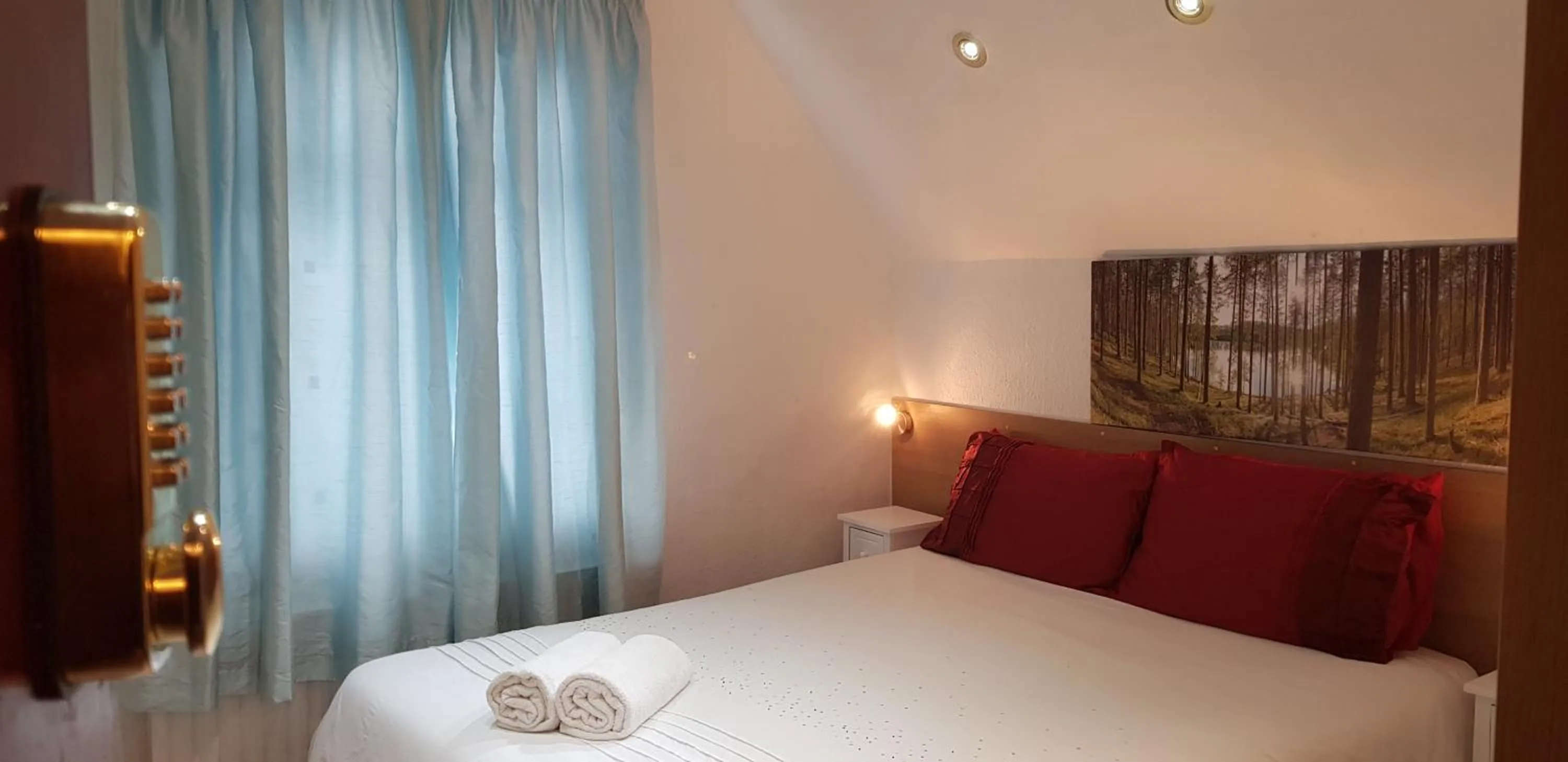 Bedroom, Bed in Anand Lodge