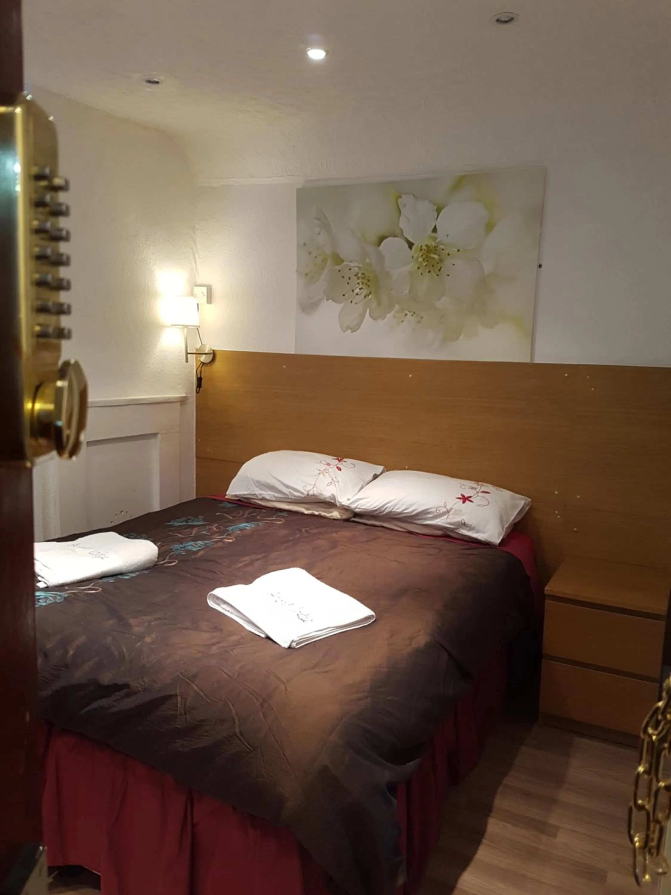 Bedroom, Bed in Anand Lodge