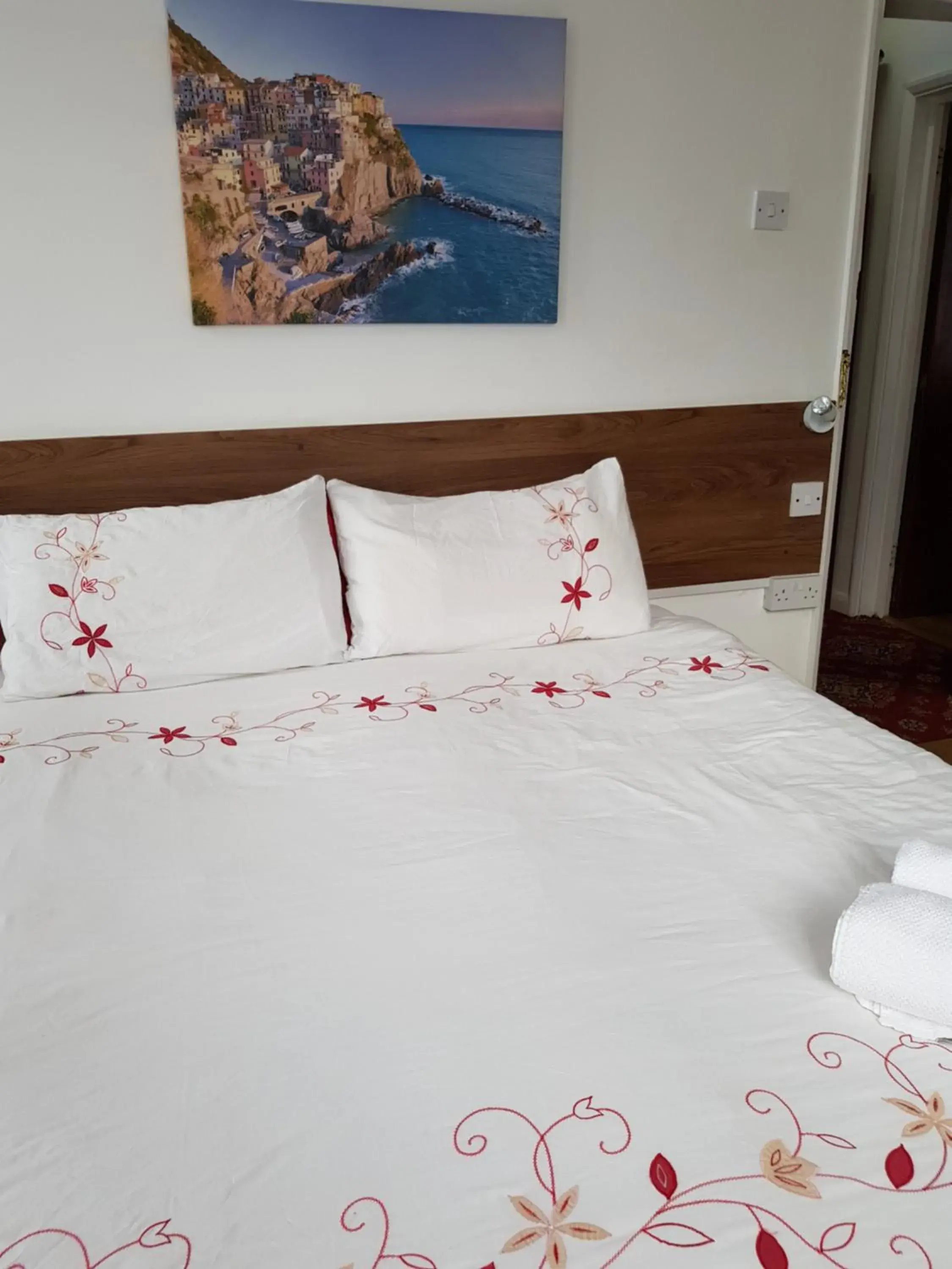 Superior Double or Twin Room with Hill View in Anand Lodge Superior Double or Twin Room with Hill View in Anand Lodge