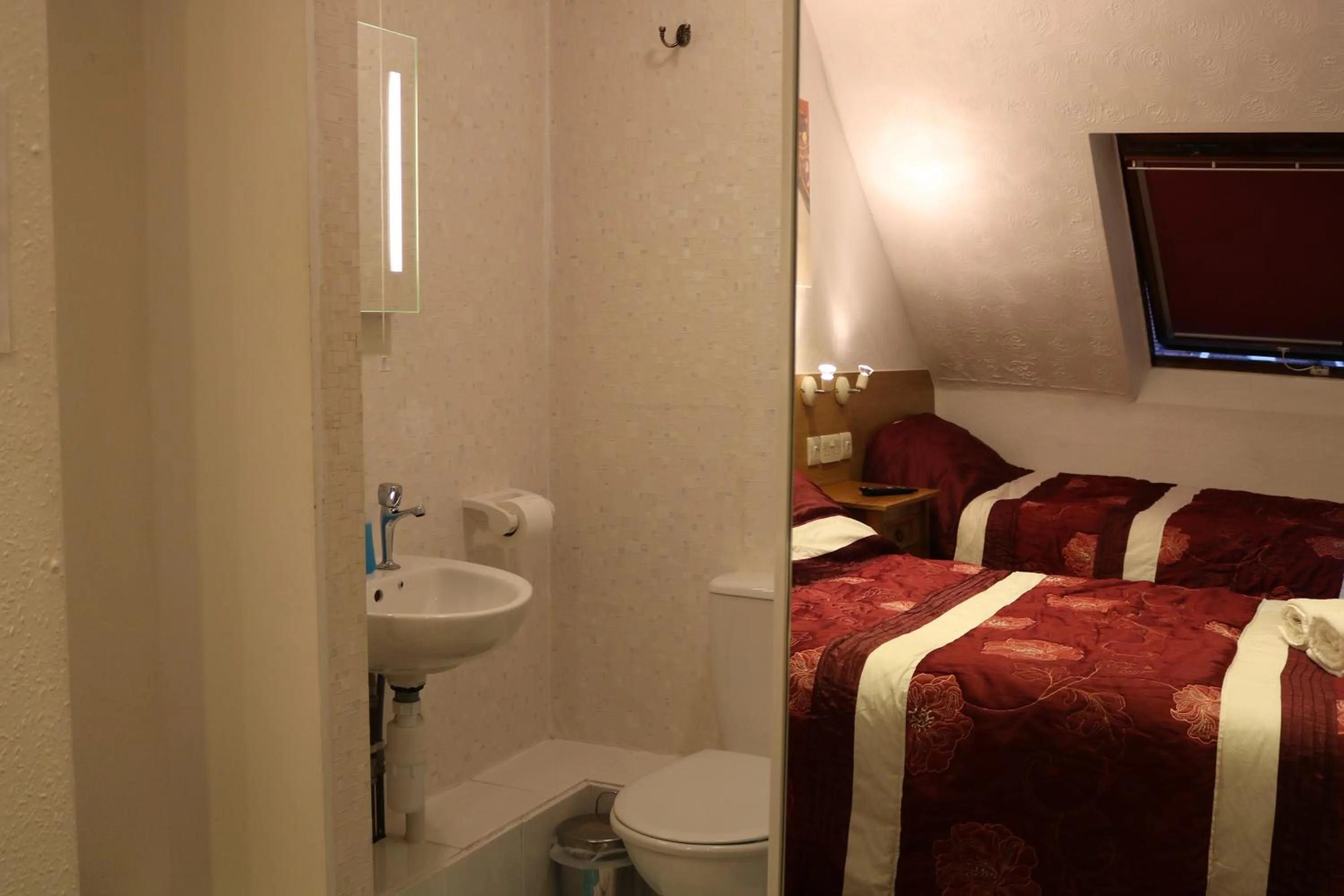 Bedroom, Bed in Anand Lodge