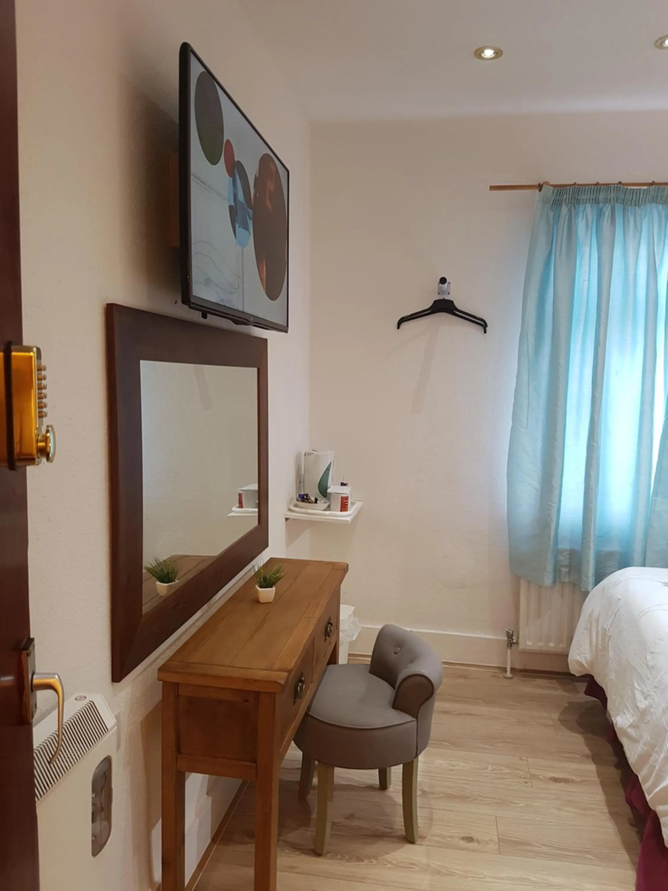 TV and multimedia, Bed in Anand Lodge