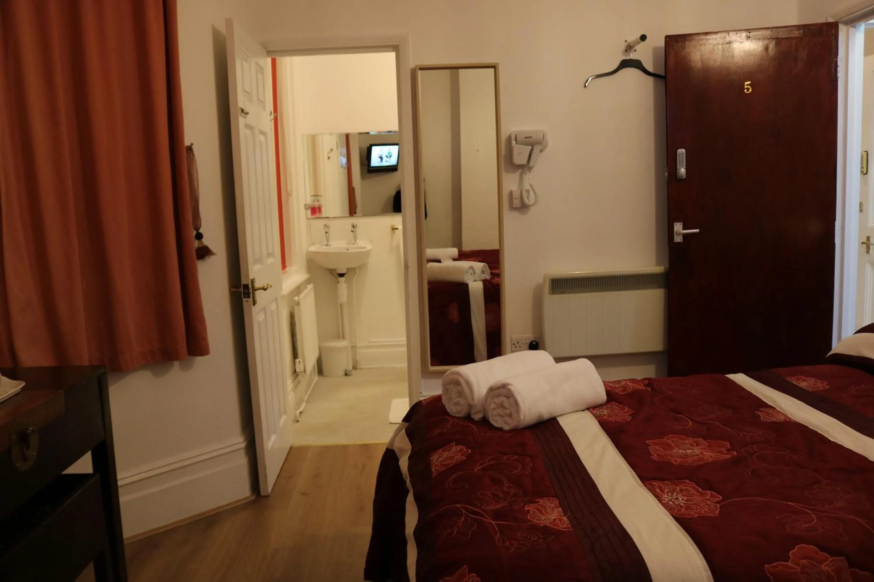 Bedroom, Bed in Anand Lodge