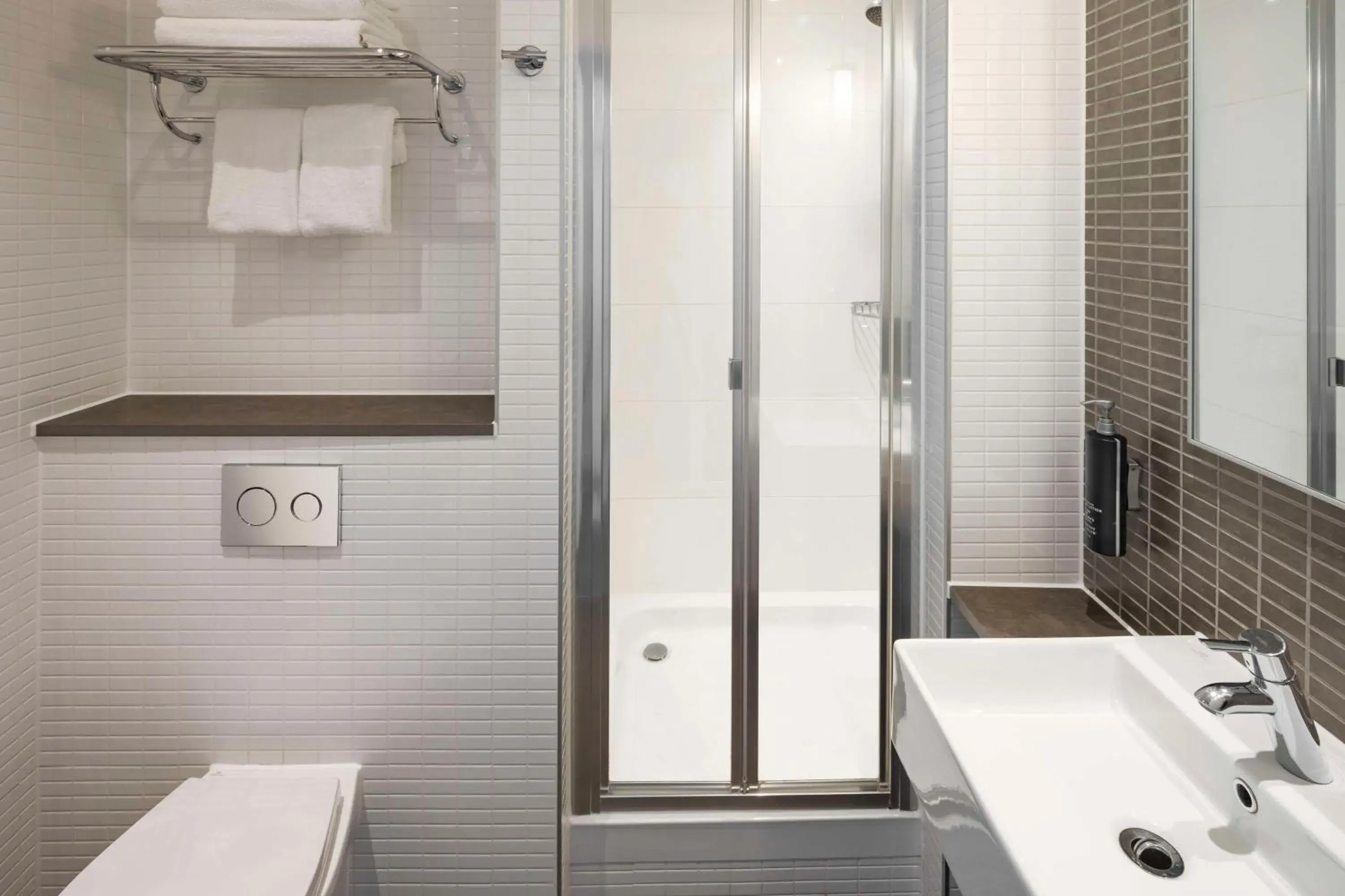 Bathroom in DoubleTree by Hilton Leeds Bathroom in DoubleTree by Hilton Leeds