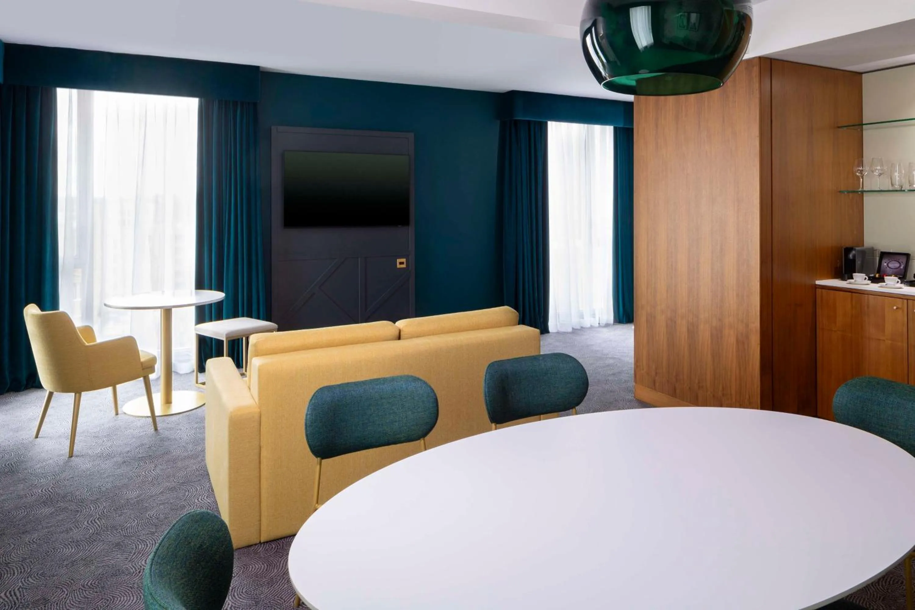 Living room in DoubleTree by Hilton Leeds