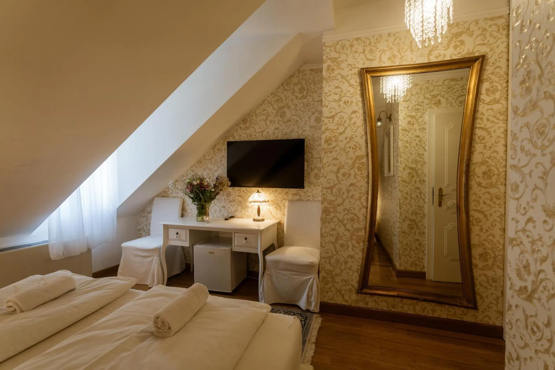 Bedroom, Bed in Allegro Hotel