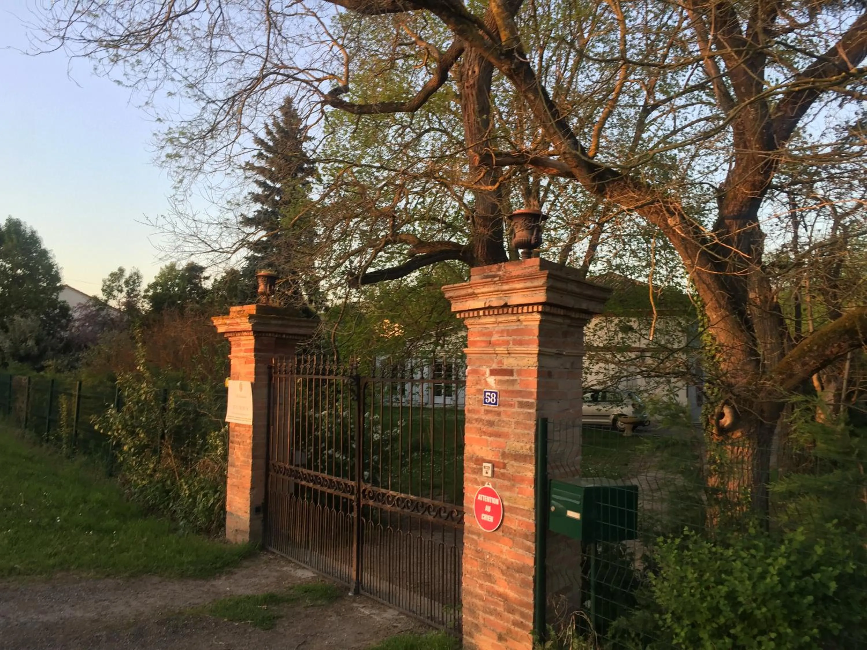 Facade/entrance in Villa Toulousaine