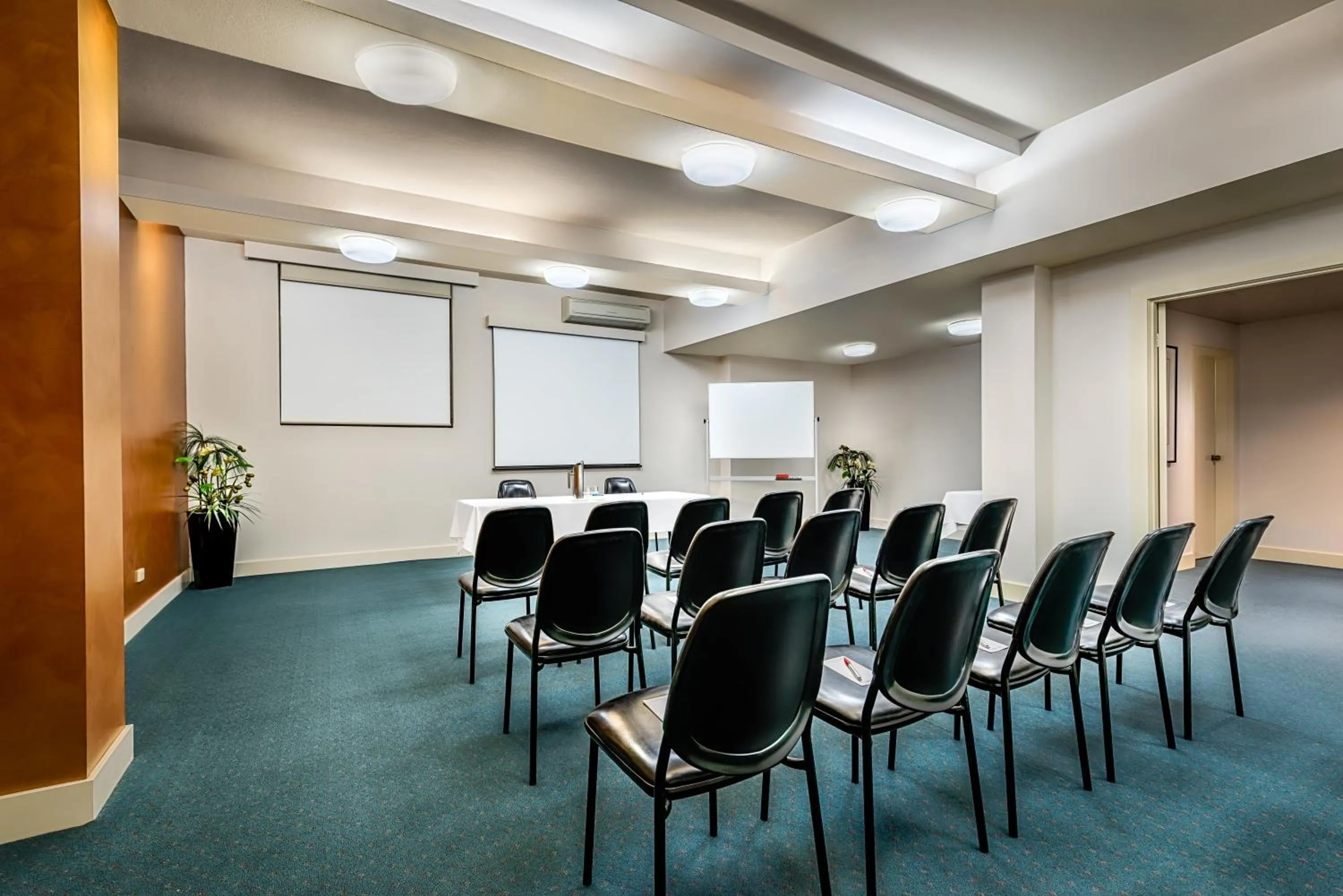 Meeting/conference room in BEST WESTERN PLUS Travel Inn