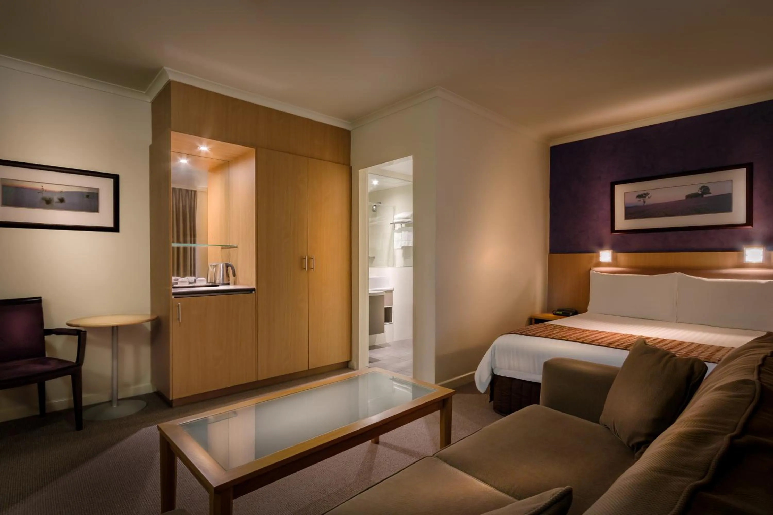 Bathroom, Bed in BEST WESTERN PLUS Travel Inn