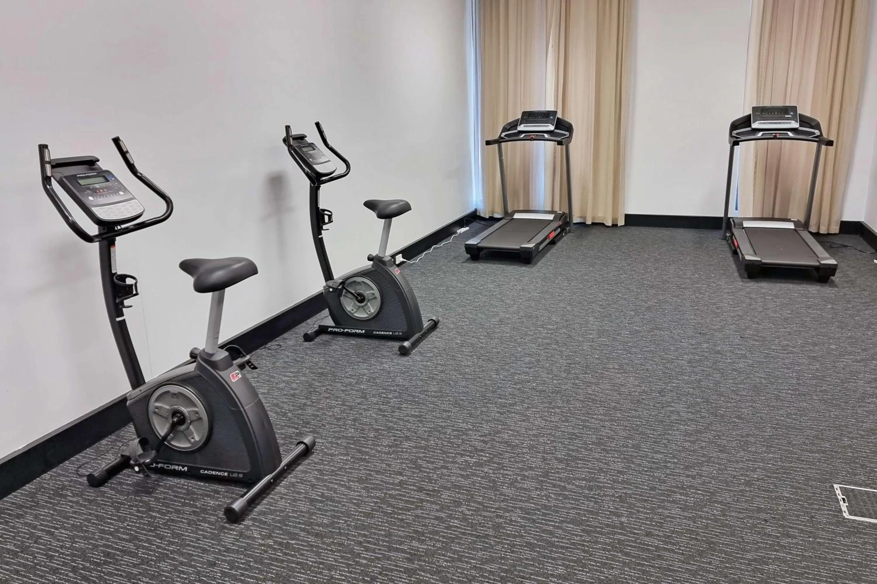 Fitness centre/facilities in Metro Advance Apartments & Hotel