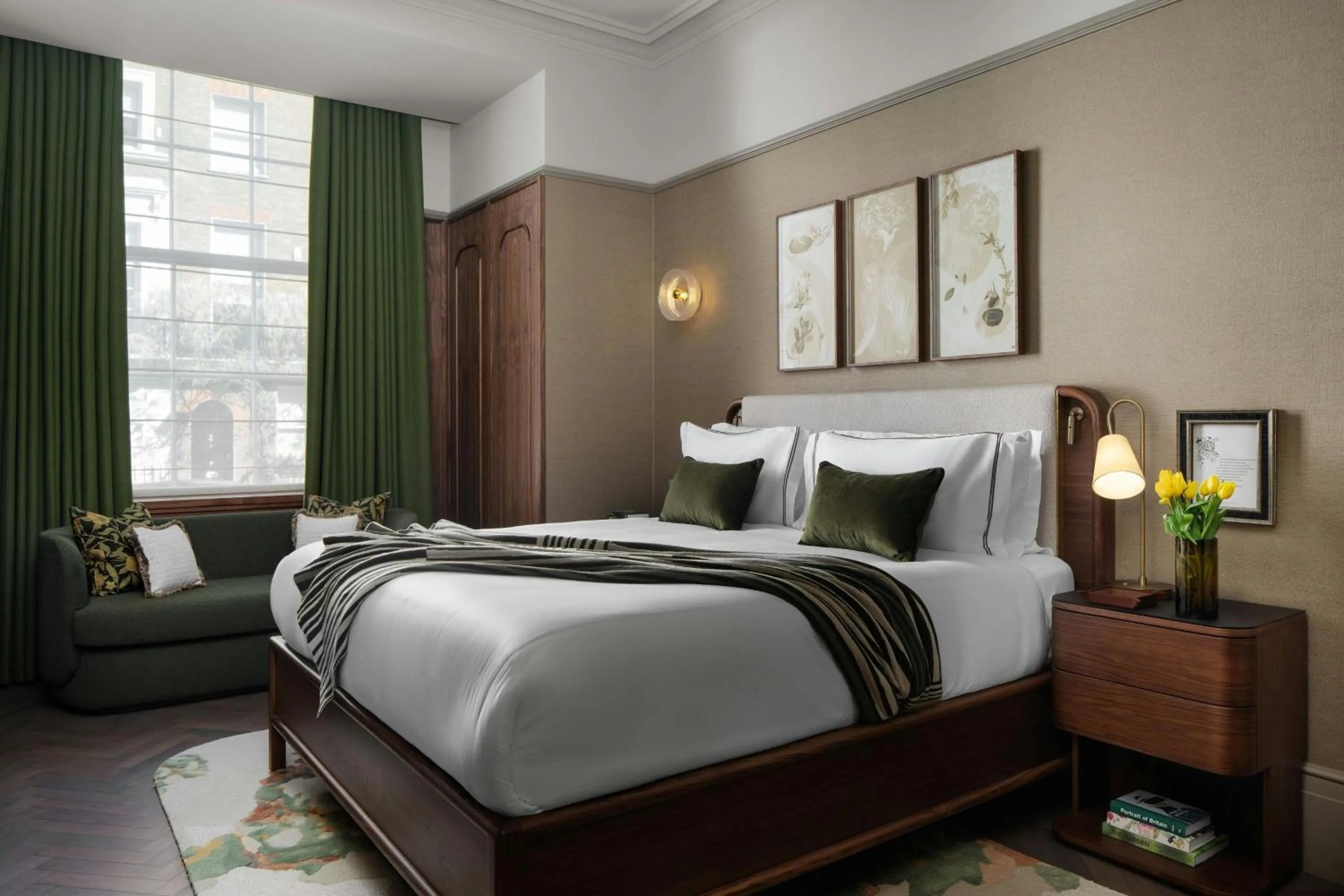 Photo of the whole room, Bed in Montcalm Mayfair, Autograph Collection