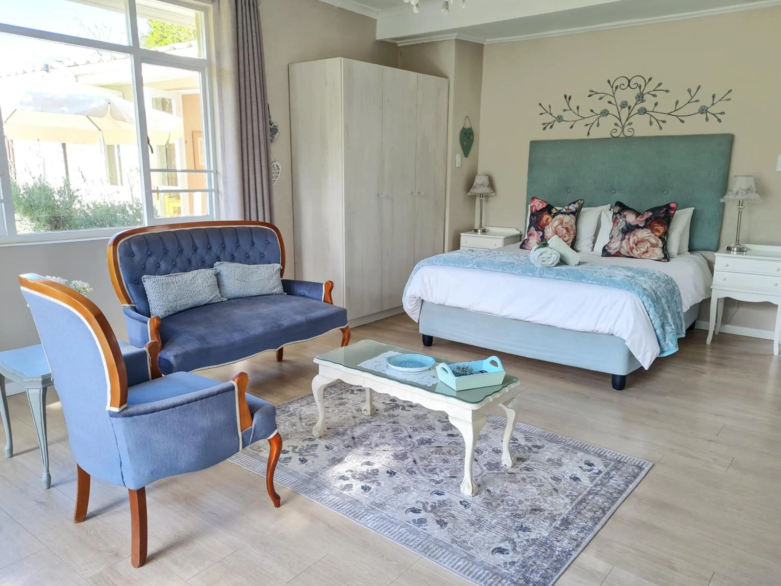 Seating area, Bed in Cherry Berry Lodge
