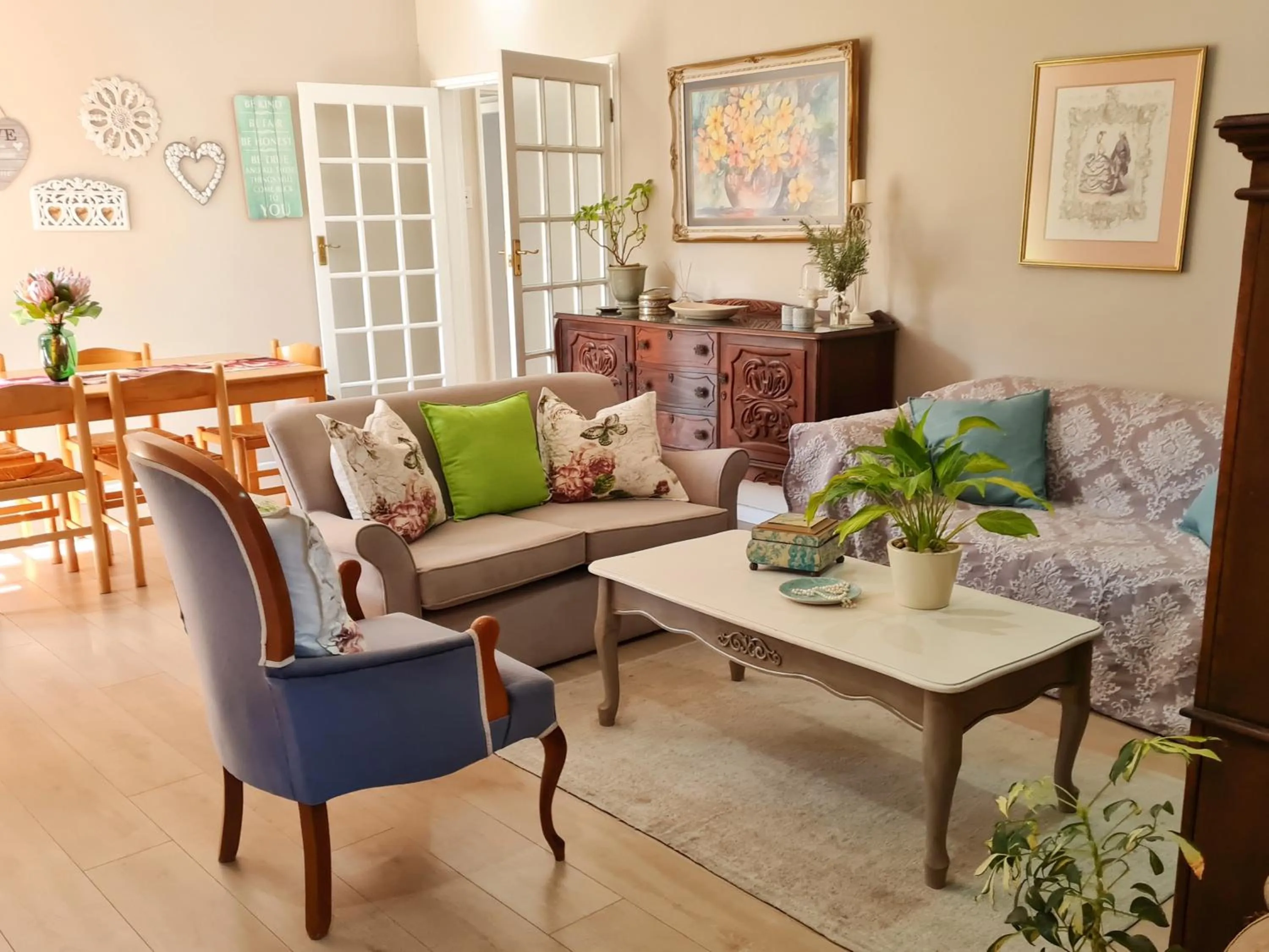 Lounge or bar in Cherry Berry Lodge