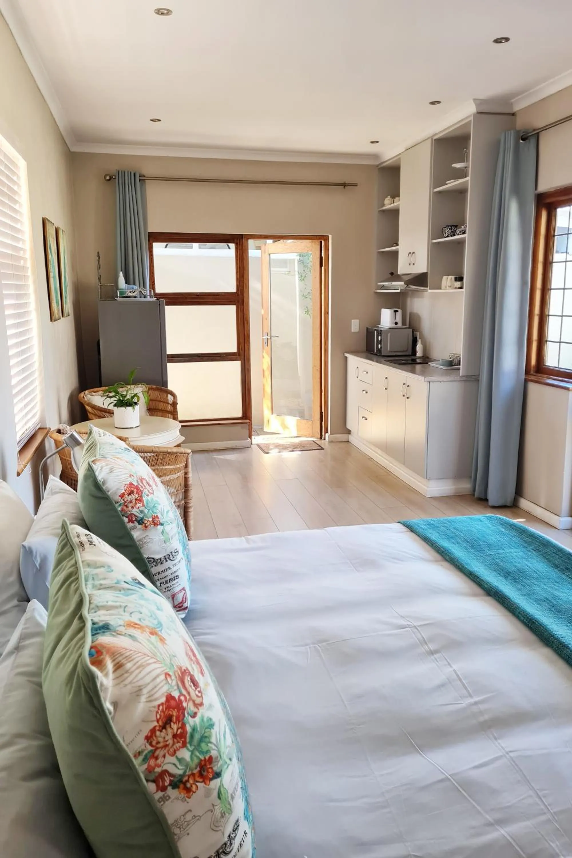 Bedroom, Bed in Cherry Berry Lodge