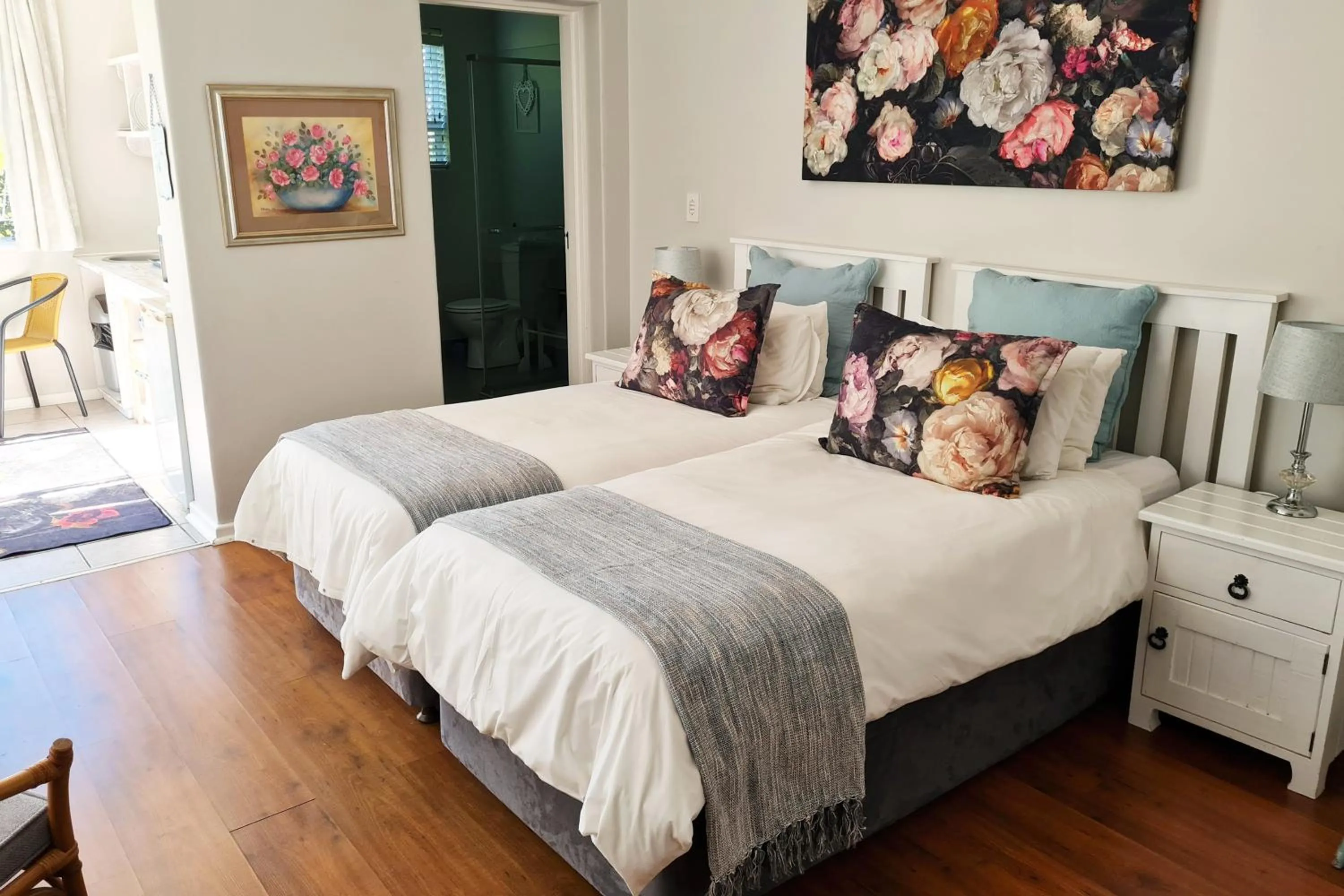 Bedroom, Bed in Cherry Berry Lodge