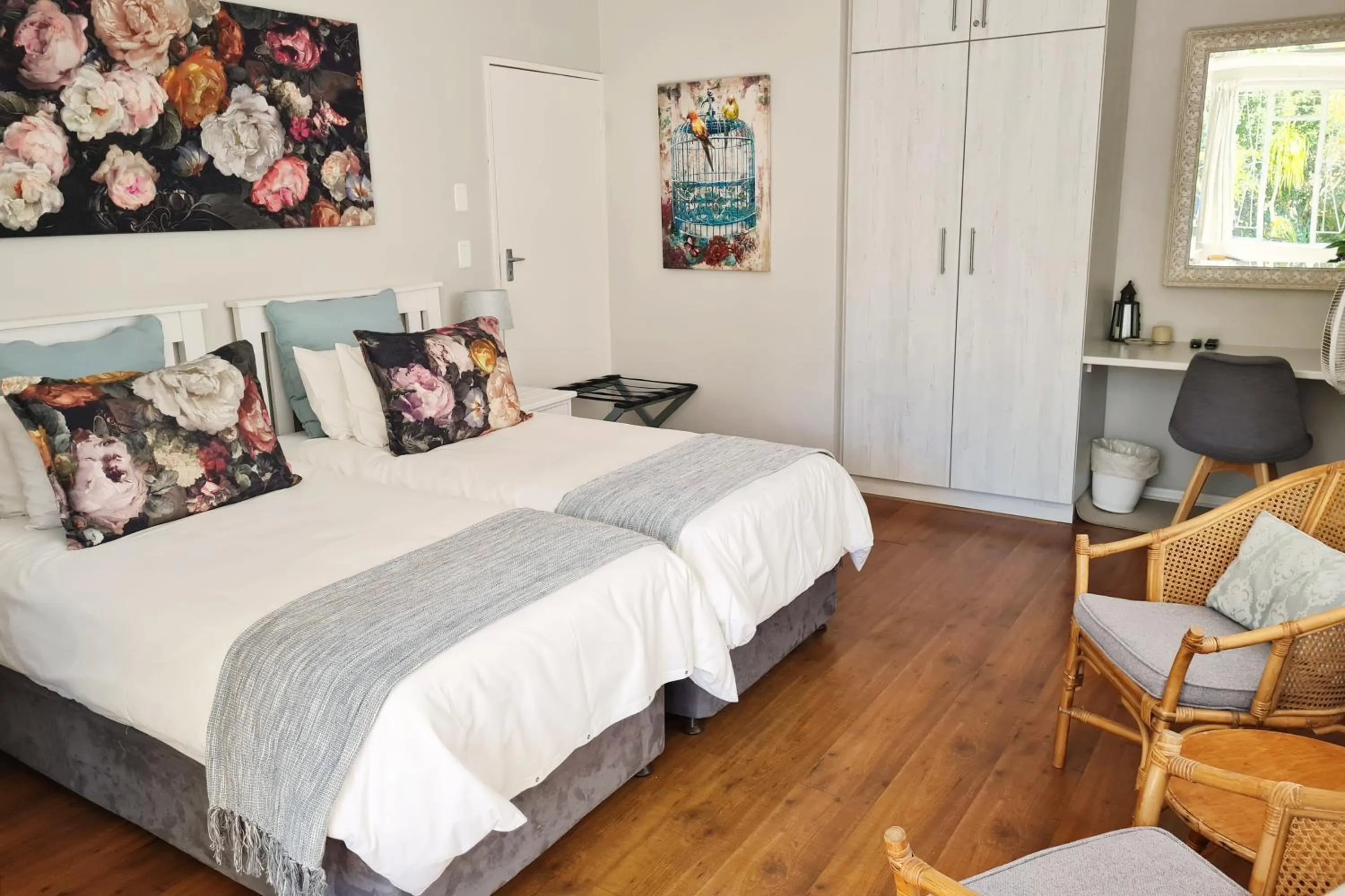 Bedroom, Bed in Cherry Berry Lodge