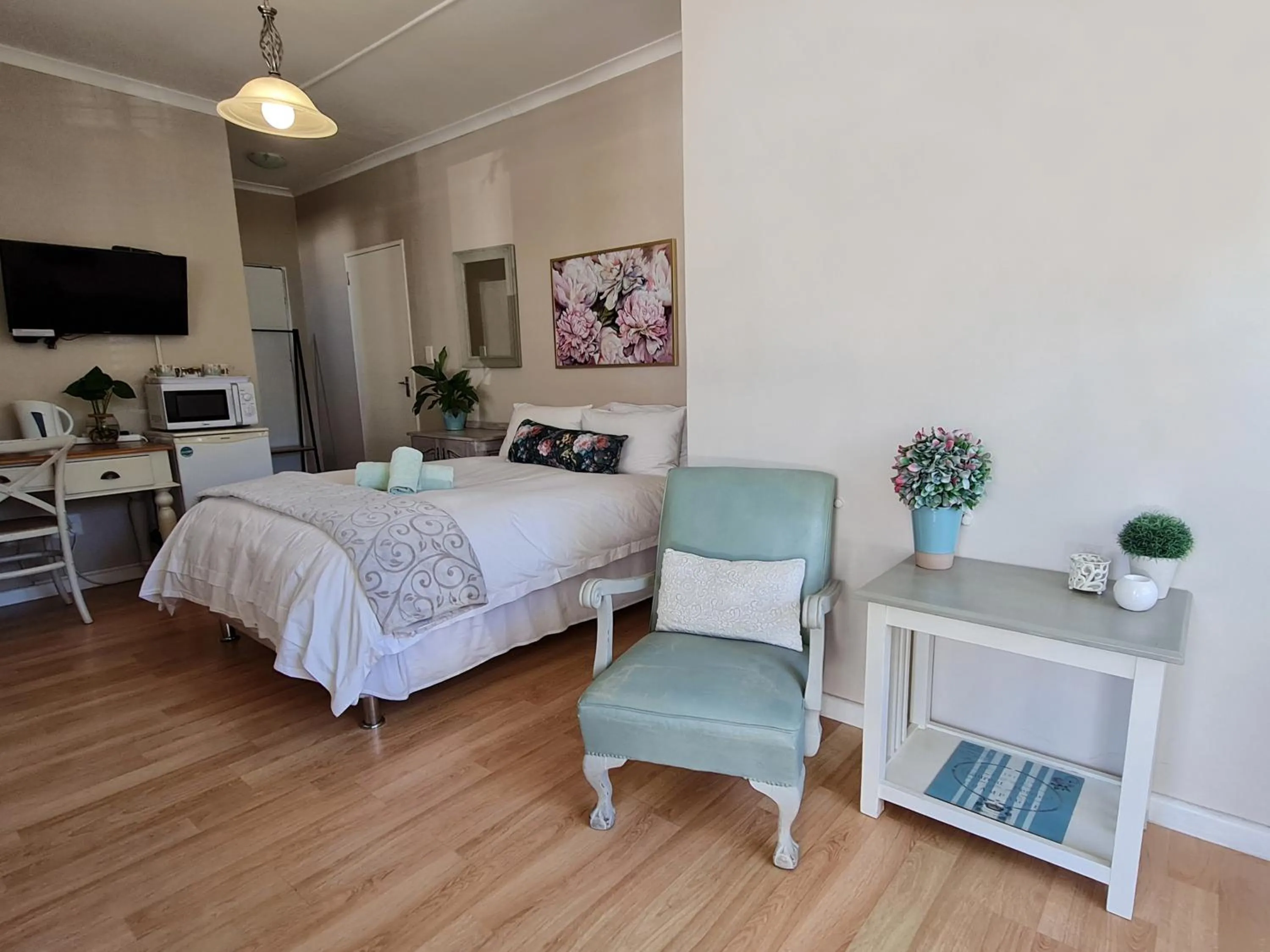 Photo of the whole room, Bed in Cherry Berry Lodge