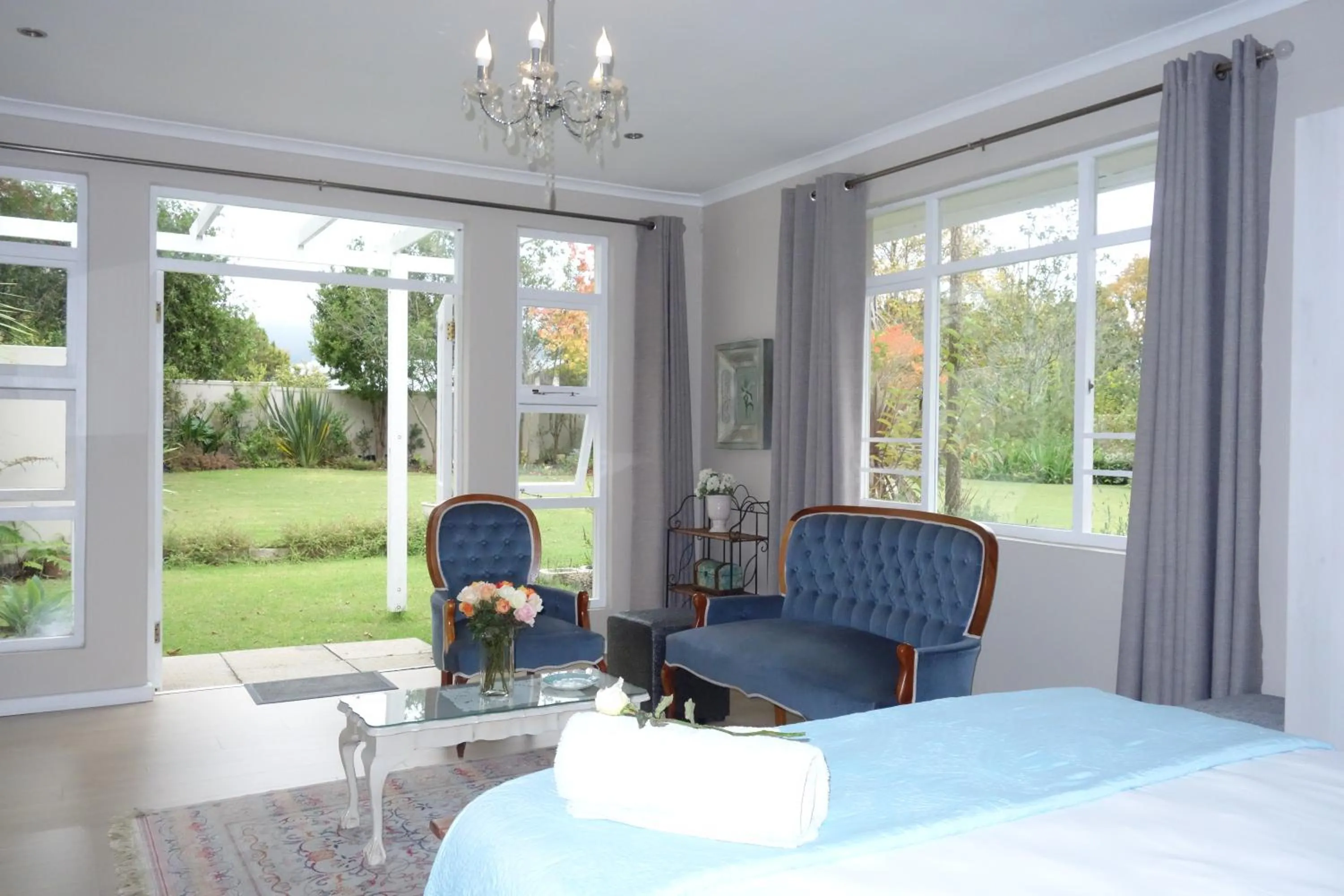 Seating area, Bed in Cherry Berry Lodge
