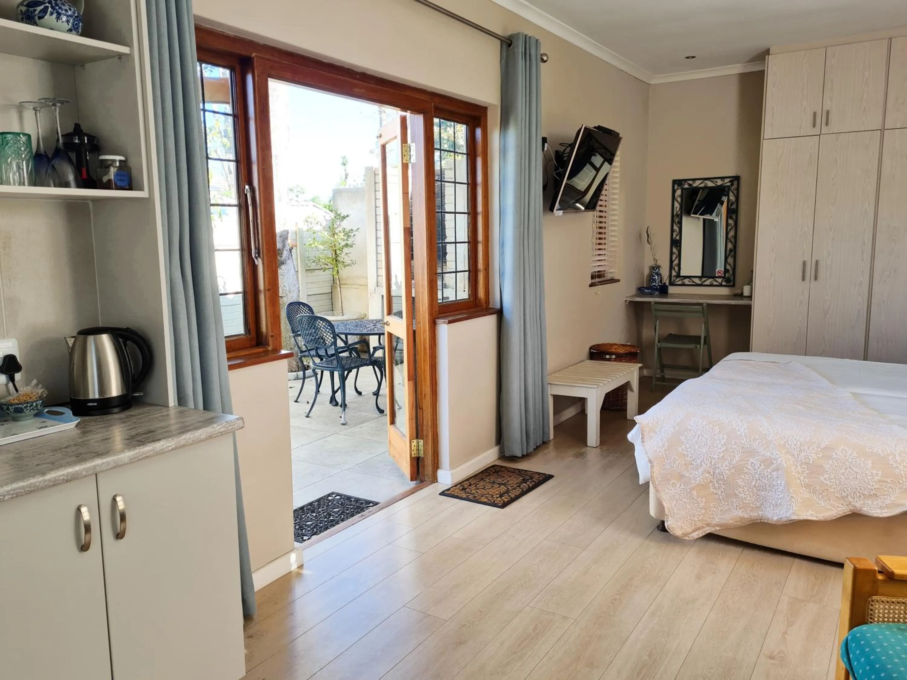 Balcony/Terrace, Bed in Cherry Berry Lodge