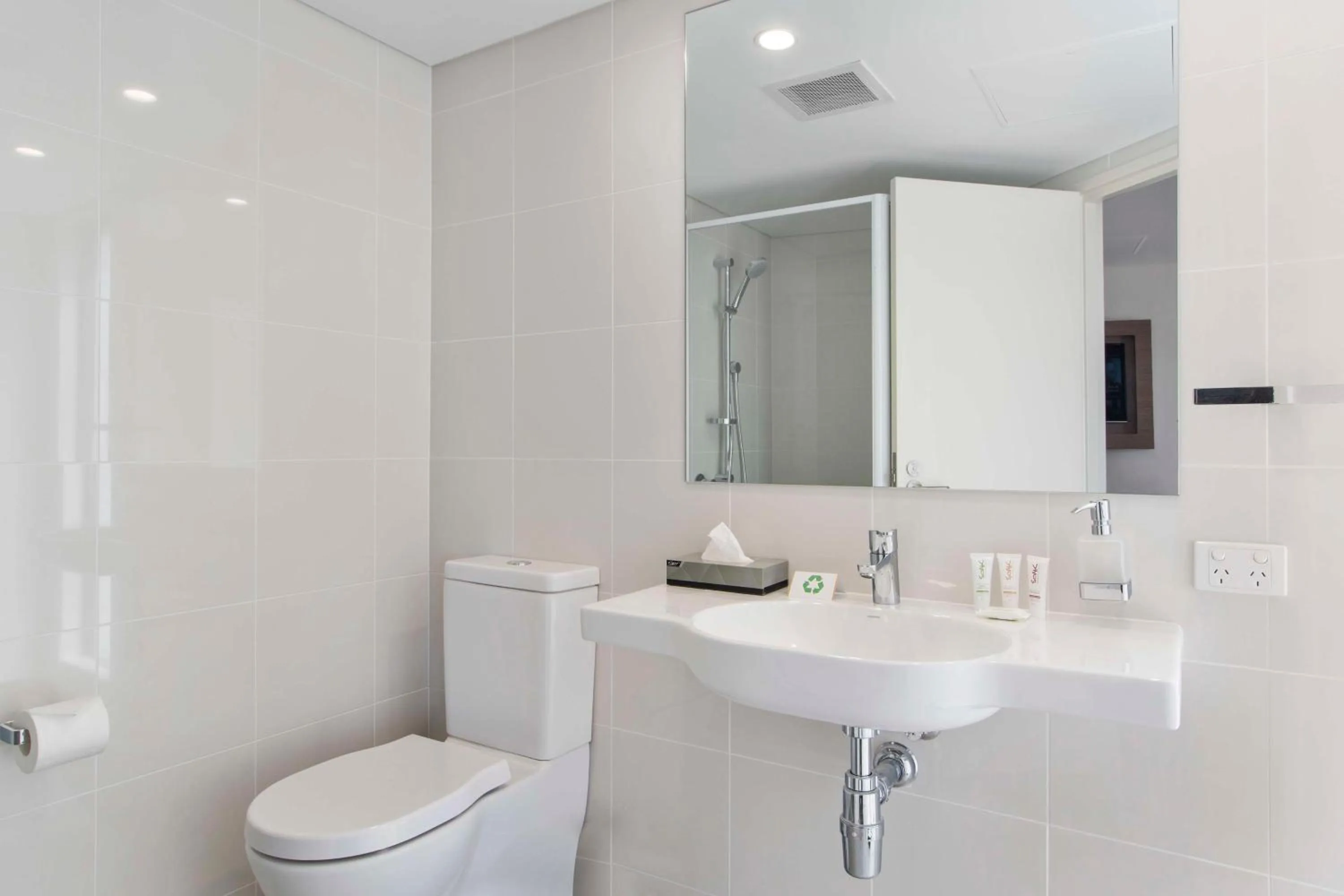 Bathroom in Metro Hotel Perth