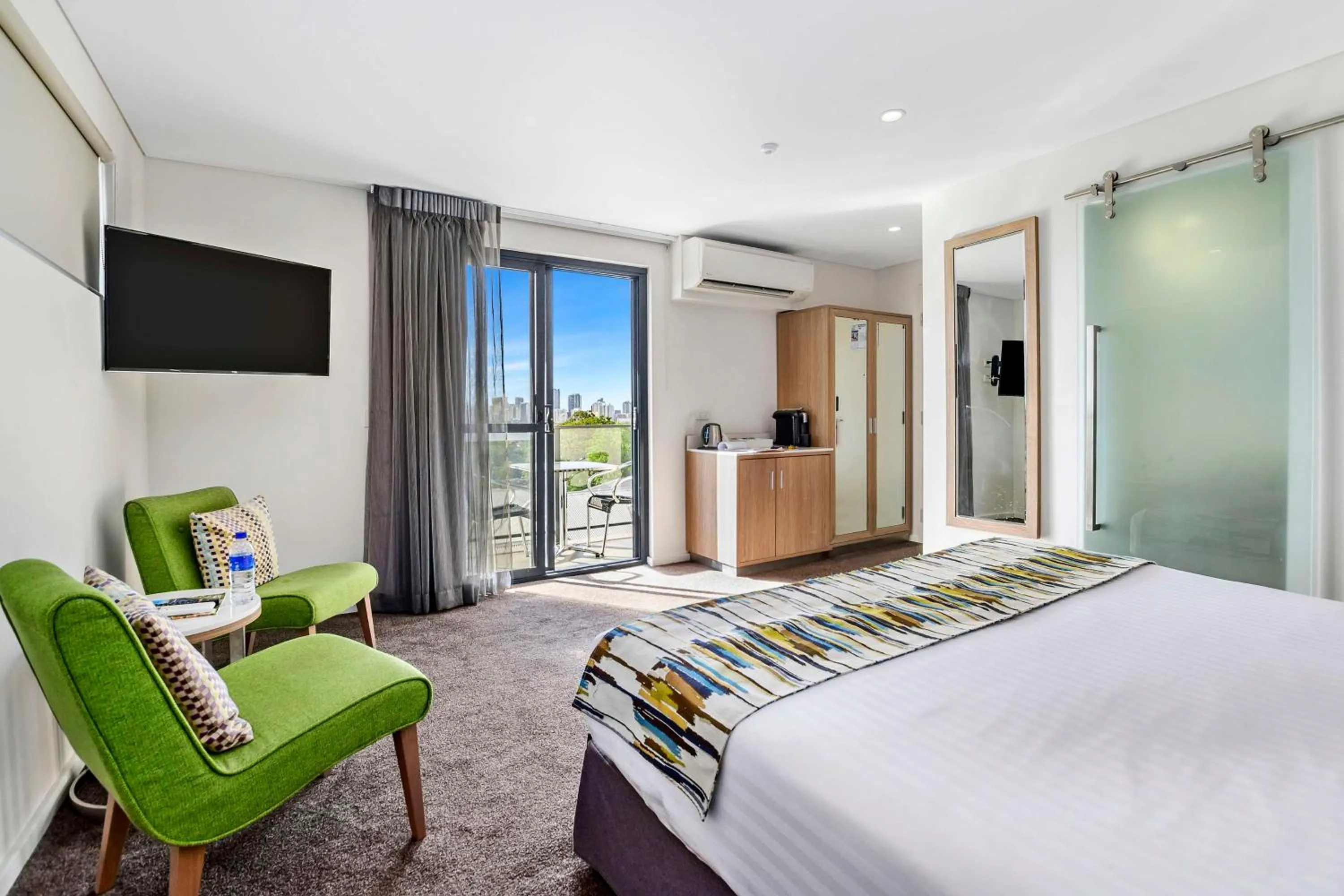 Bedroom, Bed in Metro Hotel Perth