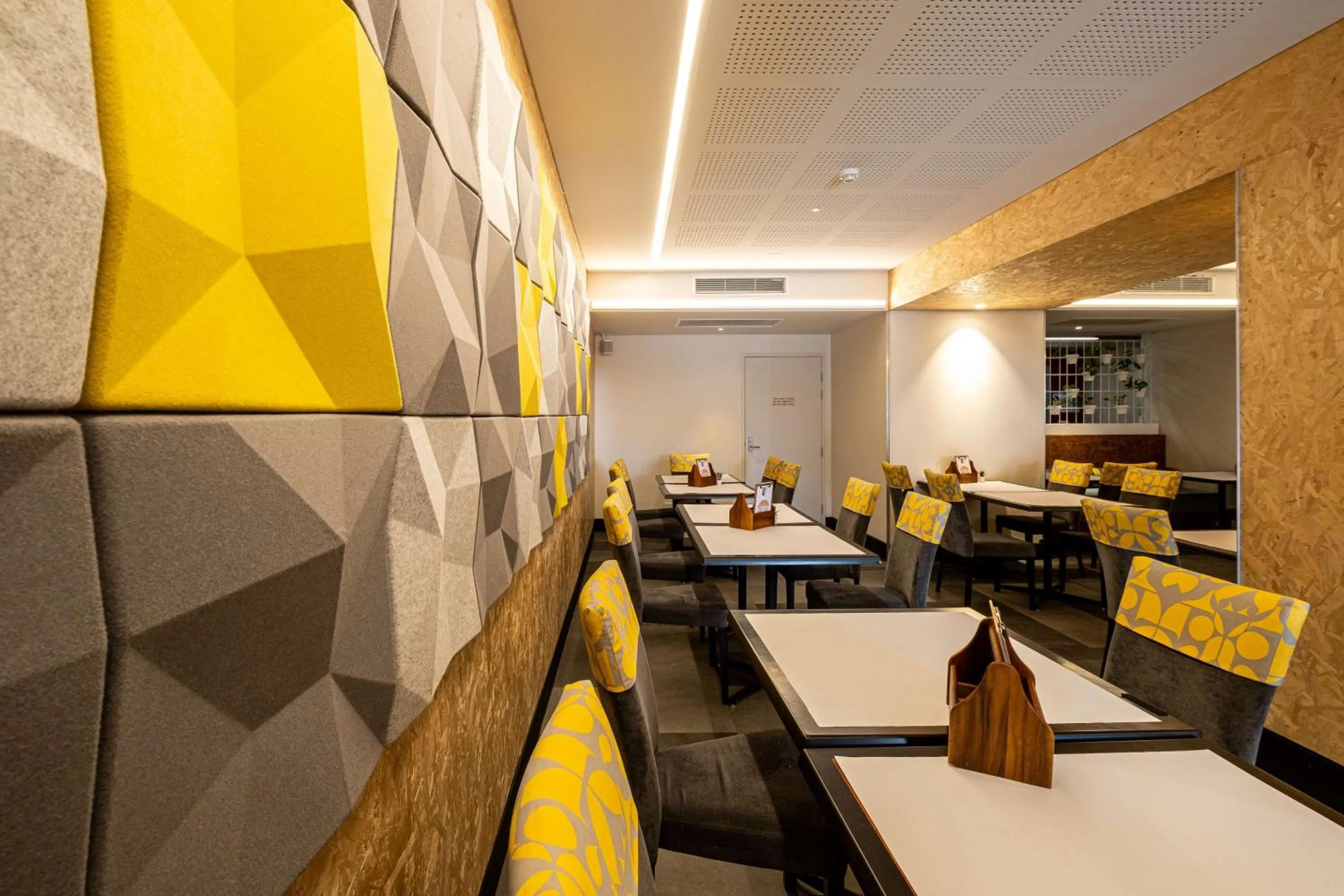 Restaurant/places to eat in Metro Hotel Perth