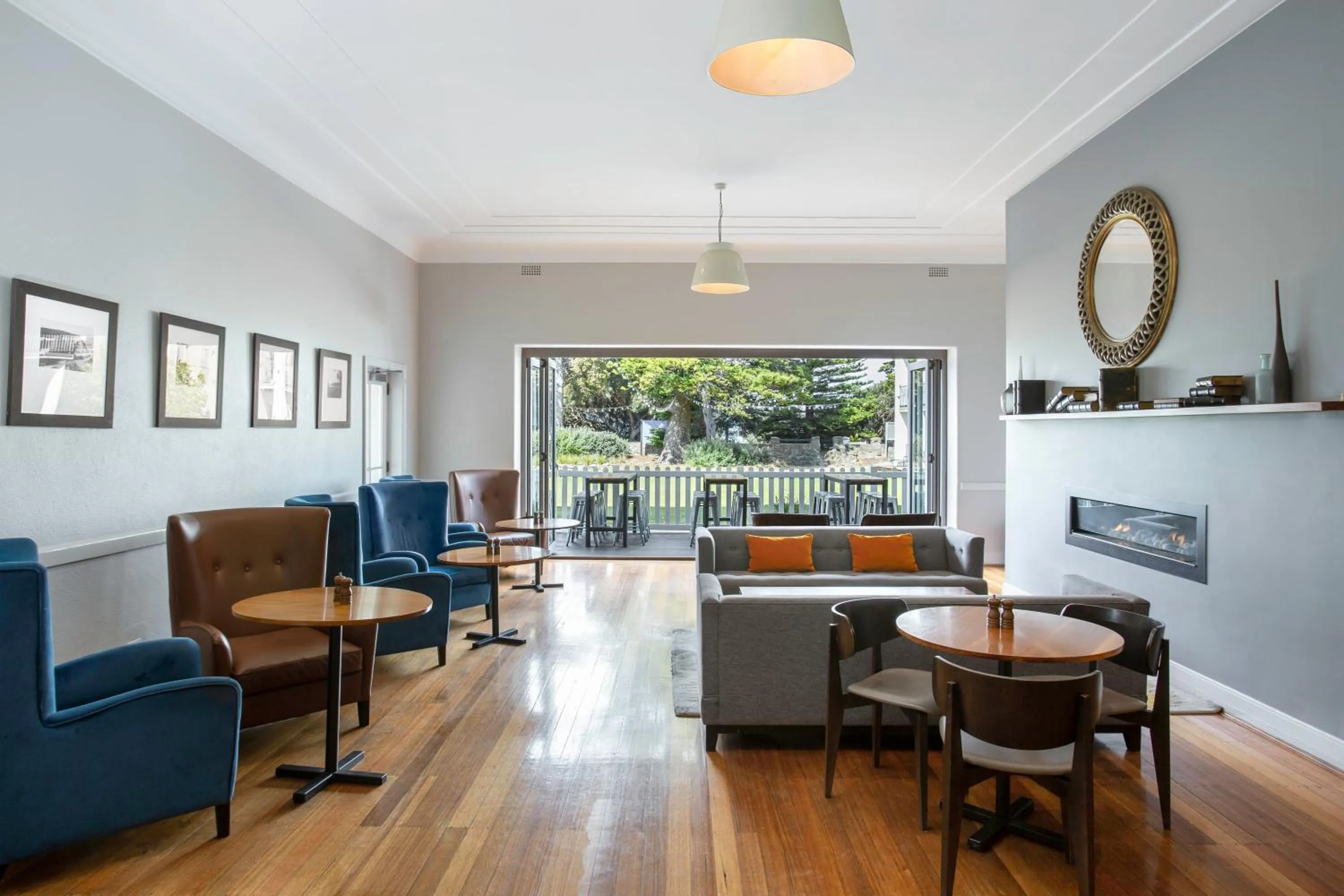 Lounge or bar in Mantra Lorne