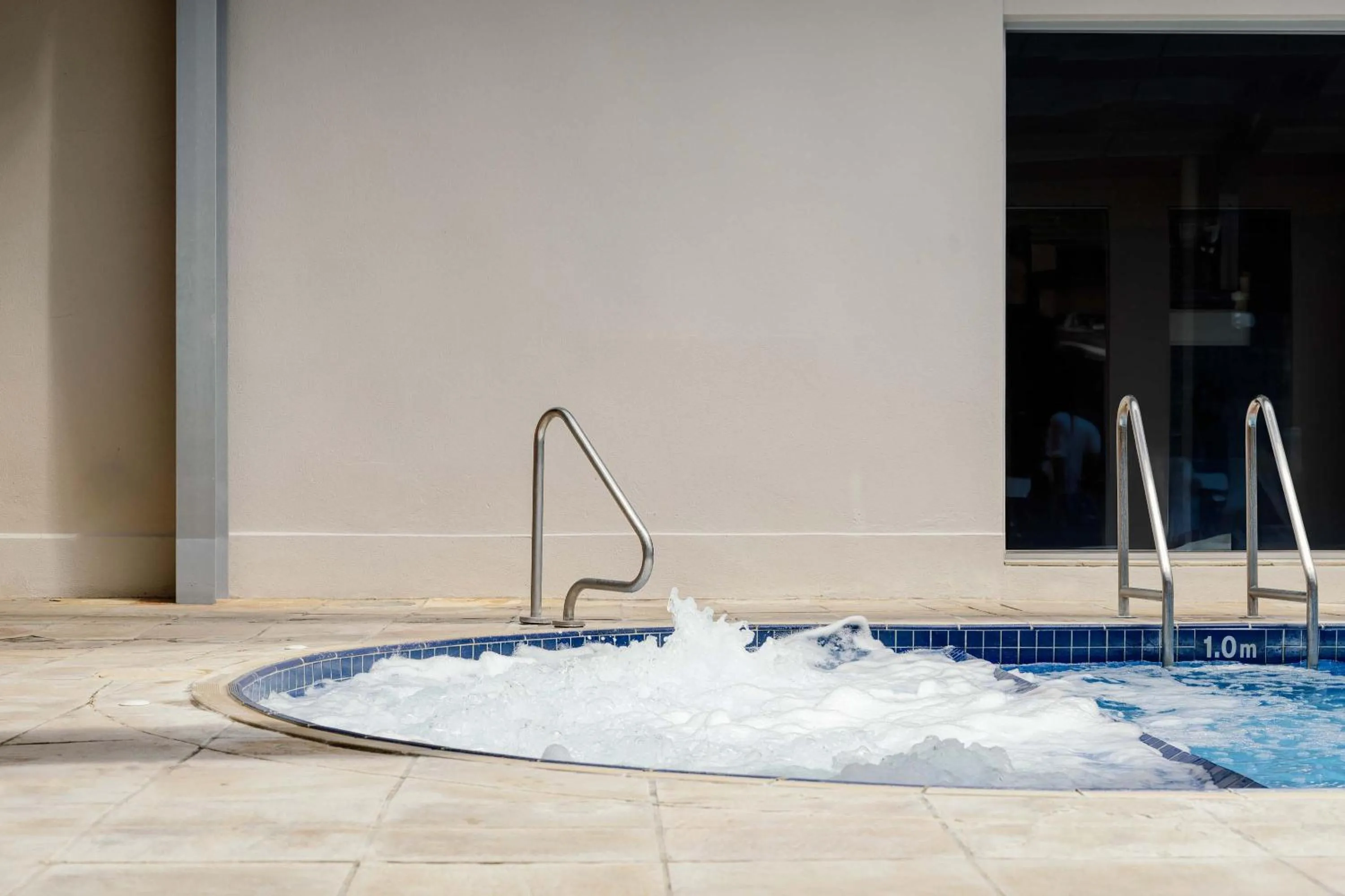 Swimming pool in Mantra Lorne