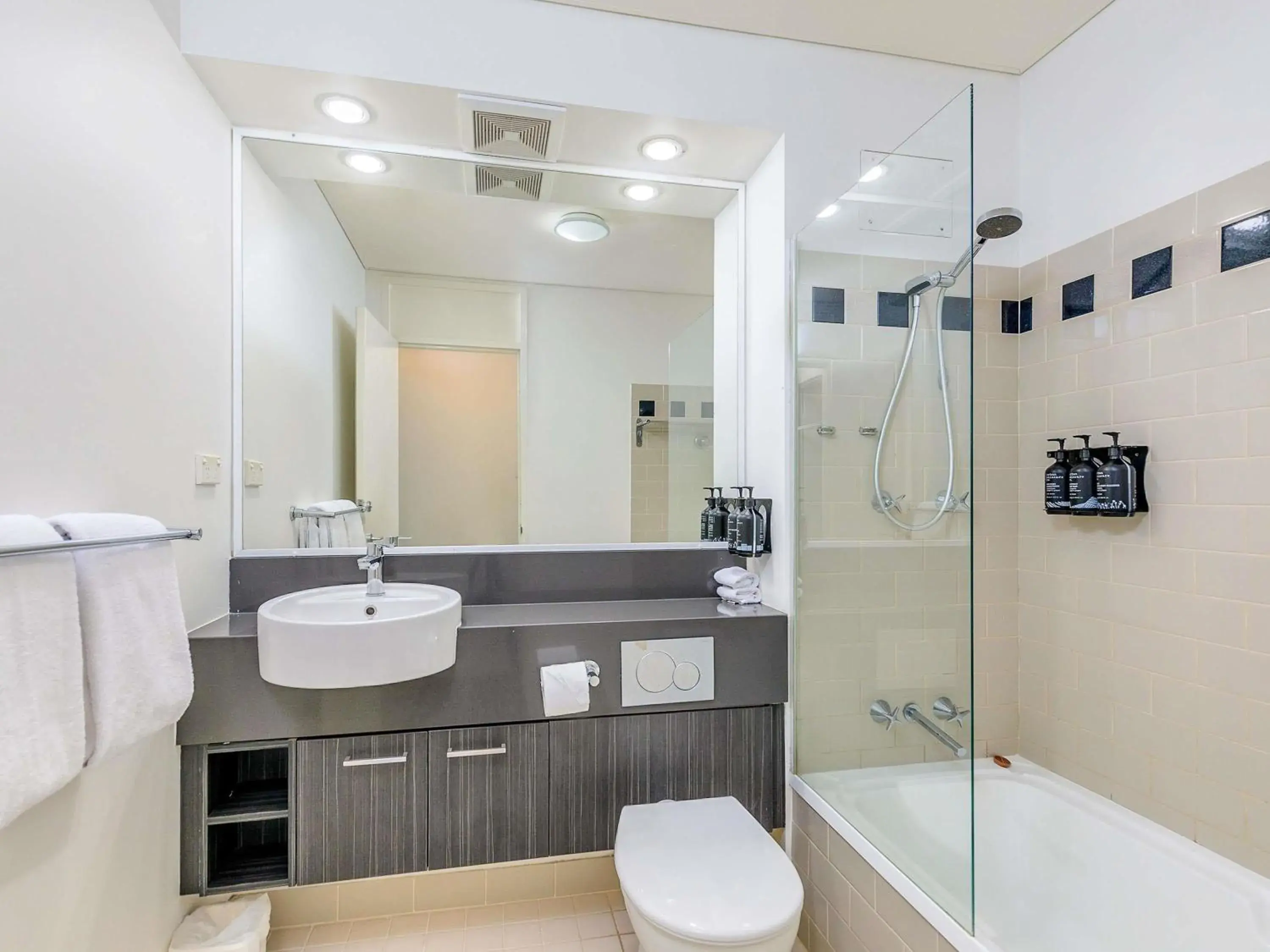 Two-Bedroom Apartment in Mantra on Hay Perth Two-Bedroom Apartment in Mantra on Hay Perth