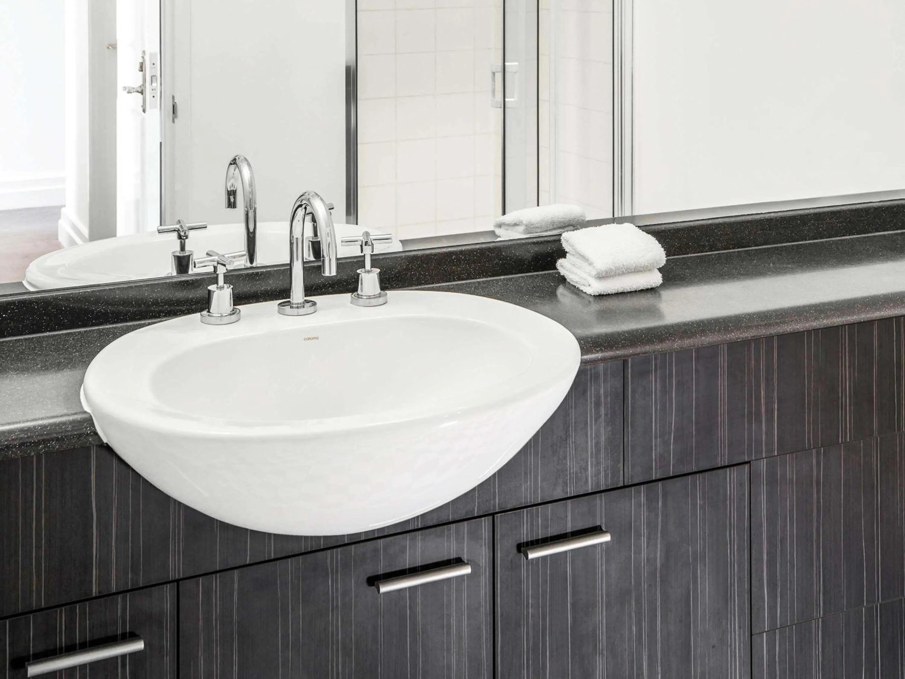 Bedroom in Mantra on Jolimont Melbourne