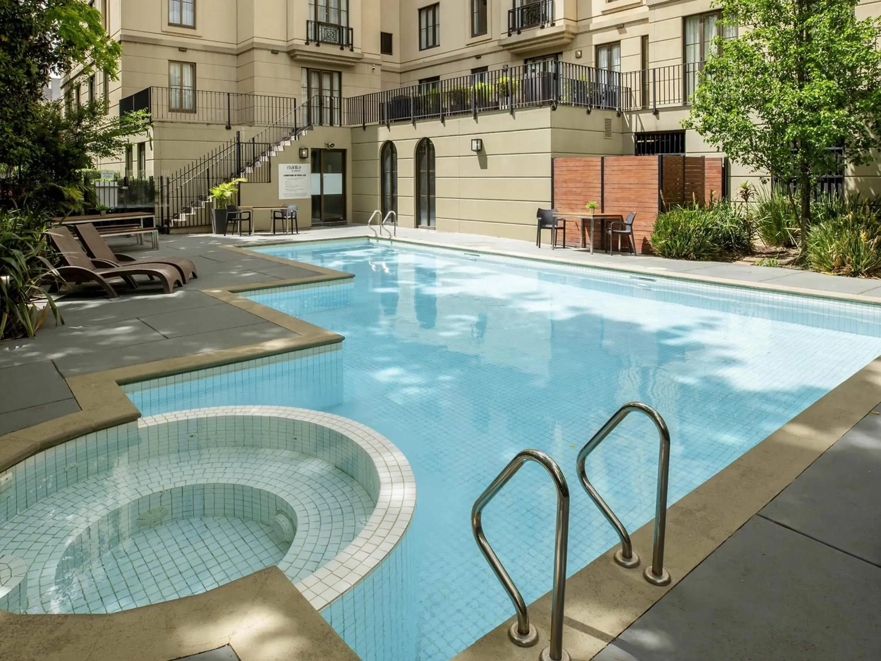 Pool view in Mantra on Jolimont Melbourne Pool view in Mantra on Jolimont Melbourne