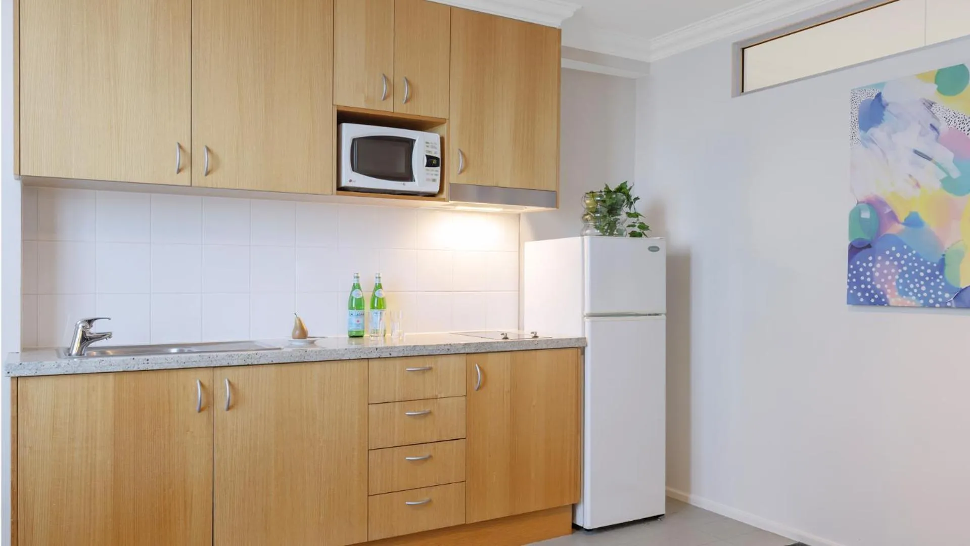 Kitchen or kitchenette in Oaks Perth Hotel