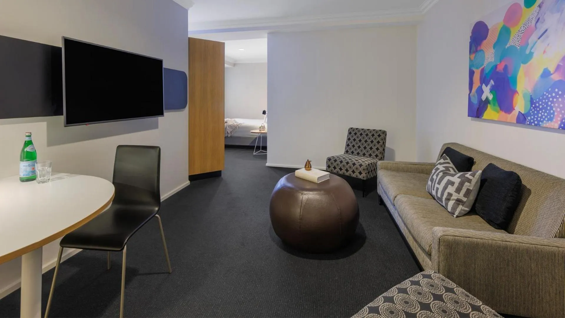 TV and multimedia in Oaks Perth Hotel
