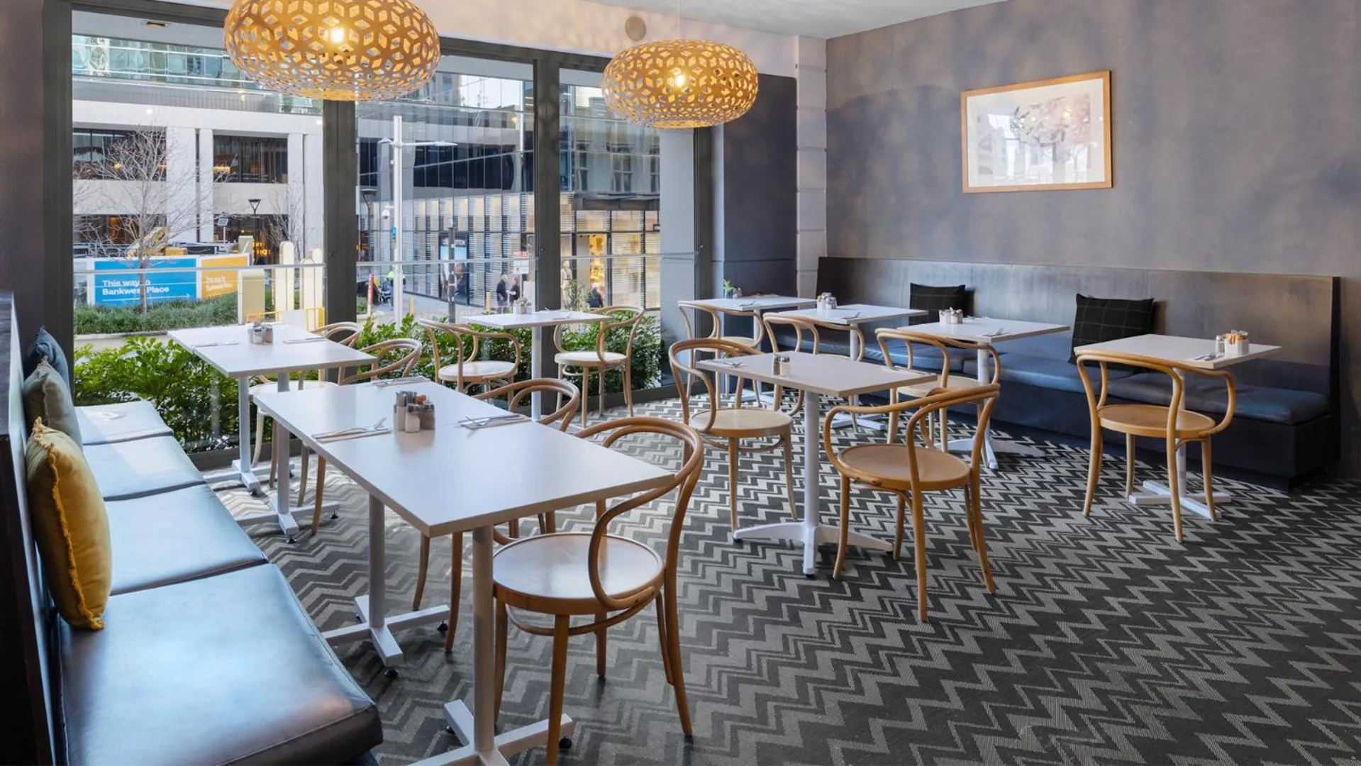 Restaurant/places to eat in Oaks Perth Hotel