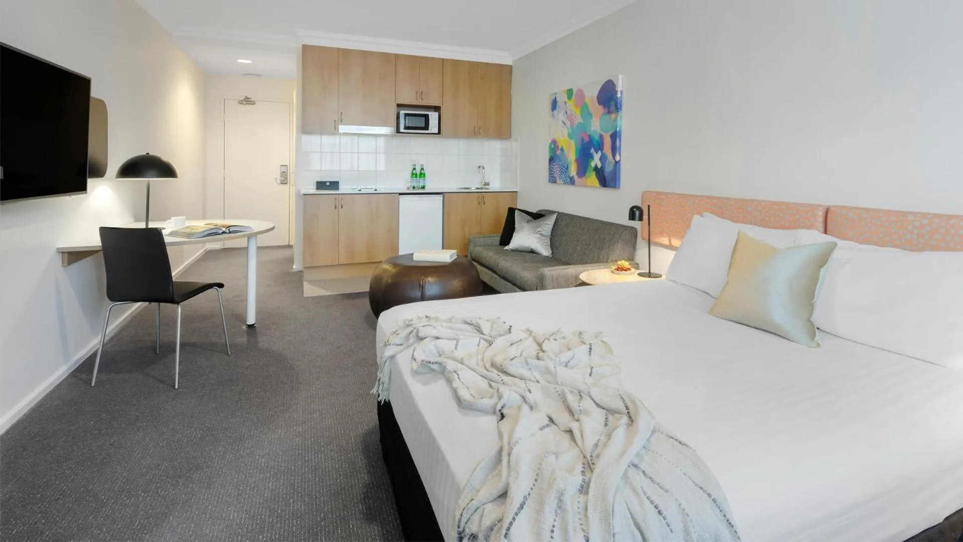 Kitchen or kitchenette, Bed in Oaks Perth Hotel