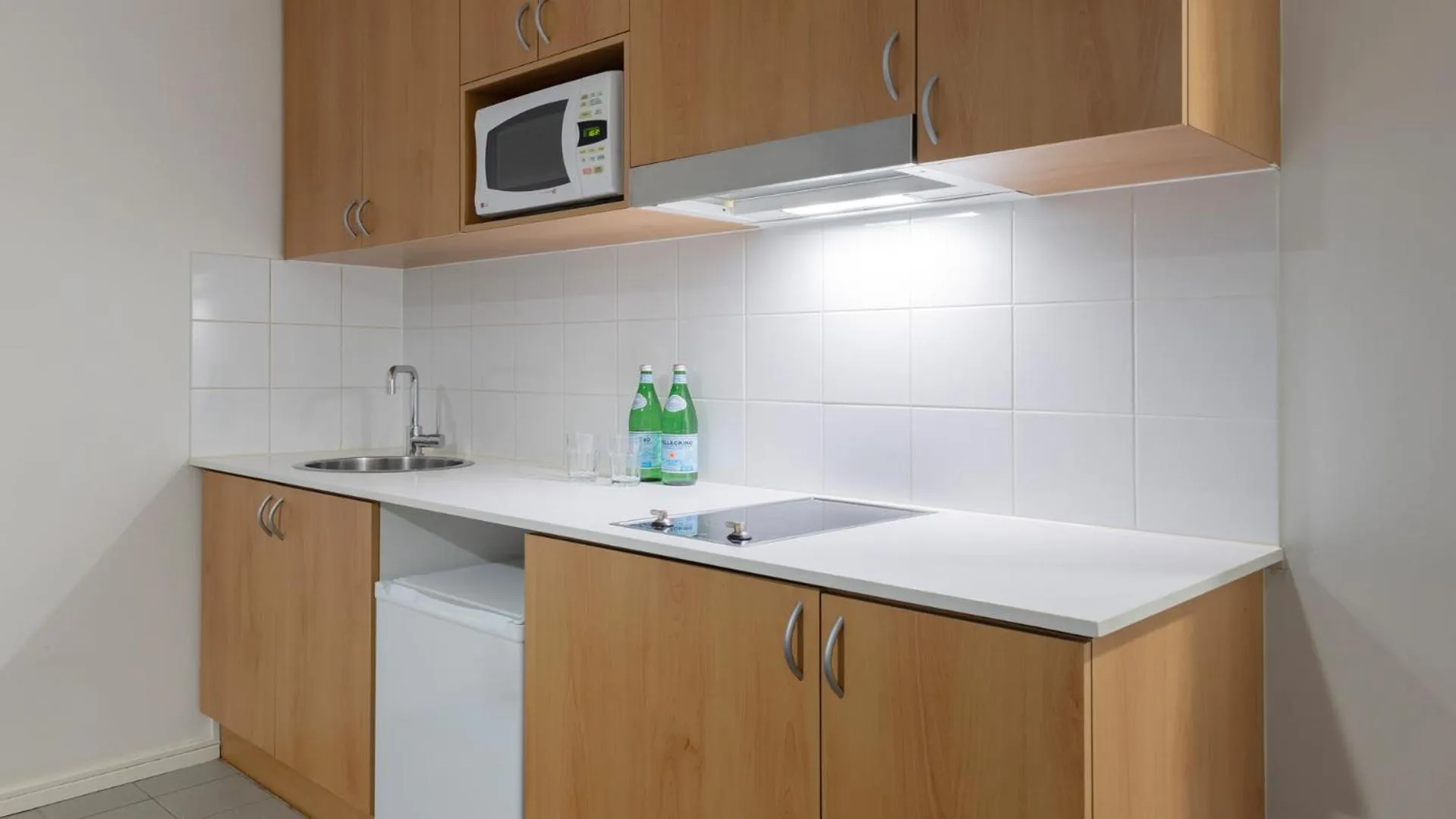 Kitchen or kitchenette in Oaks Perth Hotel