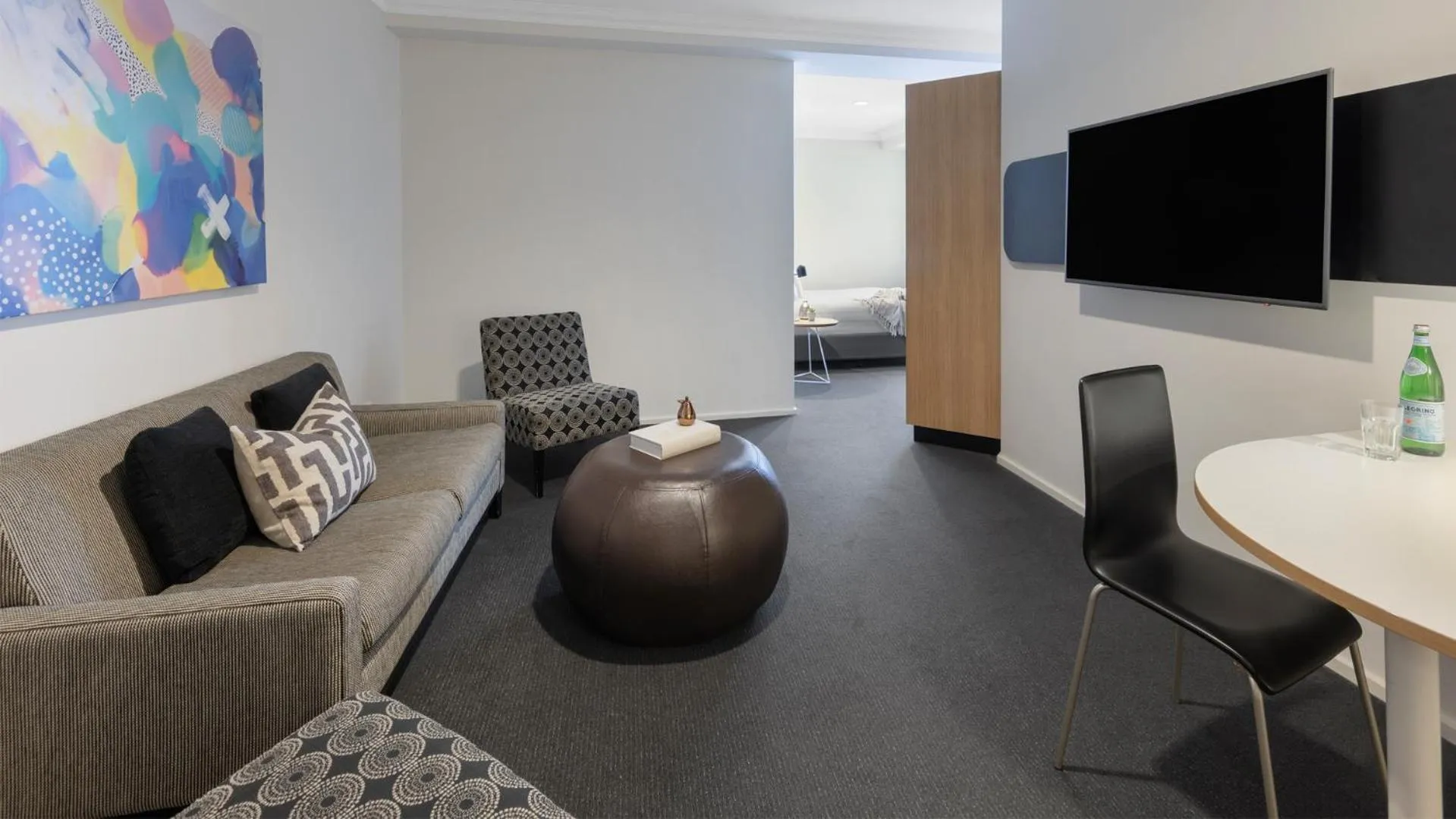 TV and multimedia in Oaks Perth Hotel