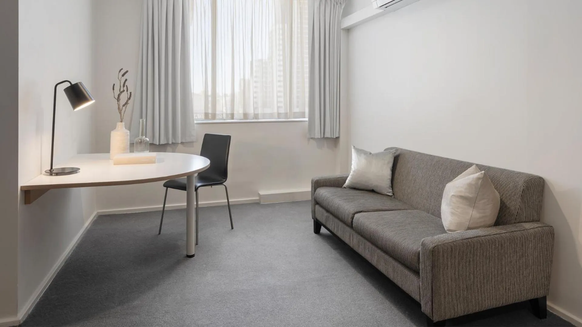 Seating area in Oaks Perth Hotel