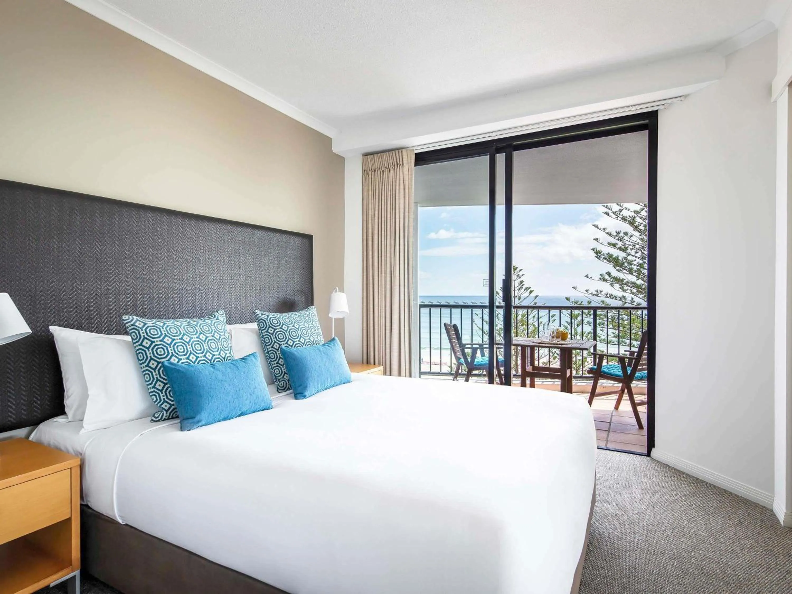 Property building, Bed in Mantra Coolangatta Beach