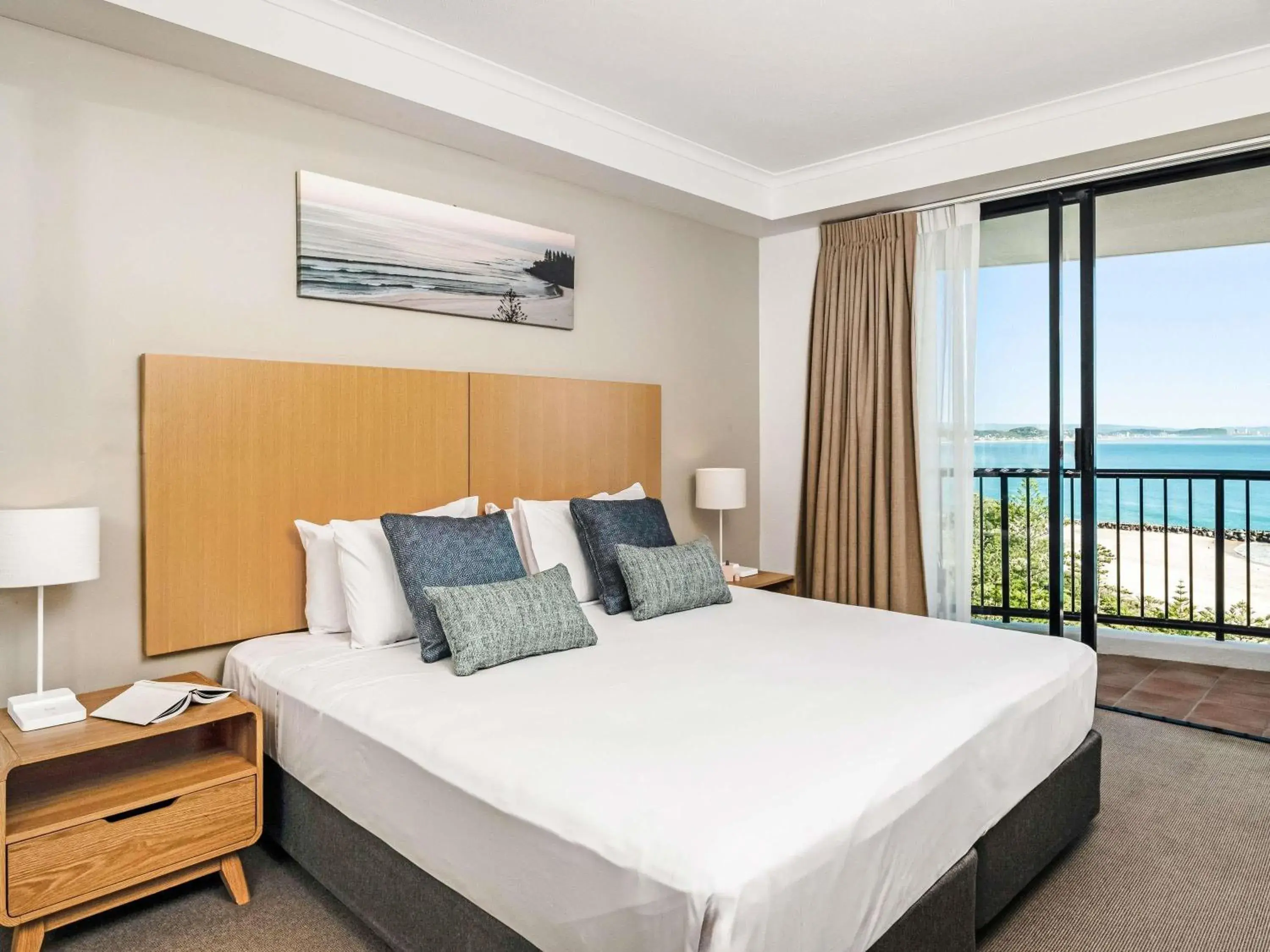 Bedroom, Bed in Mantra Coolangatta Beach Bedroom, Bed in Mantra Coolangatta Beach