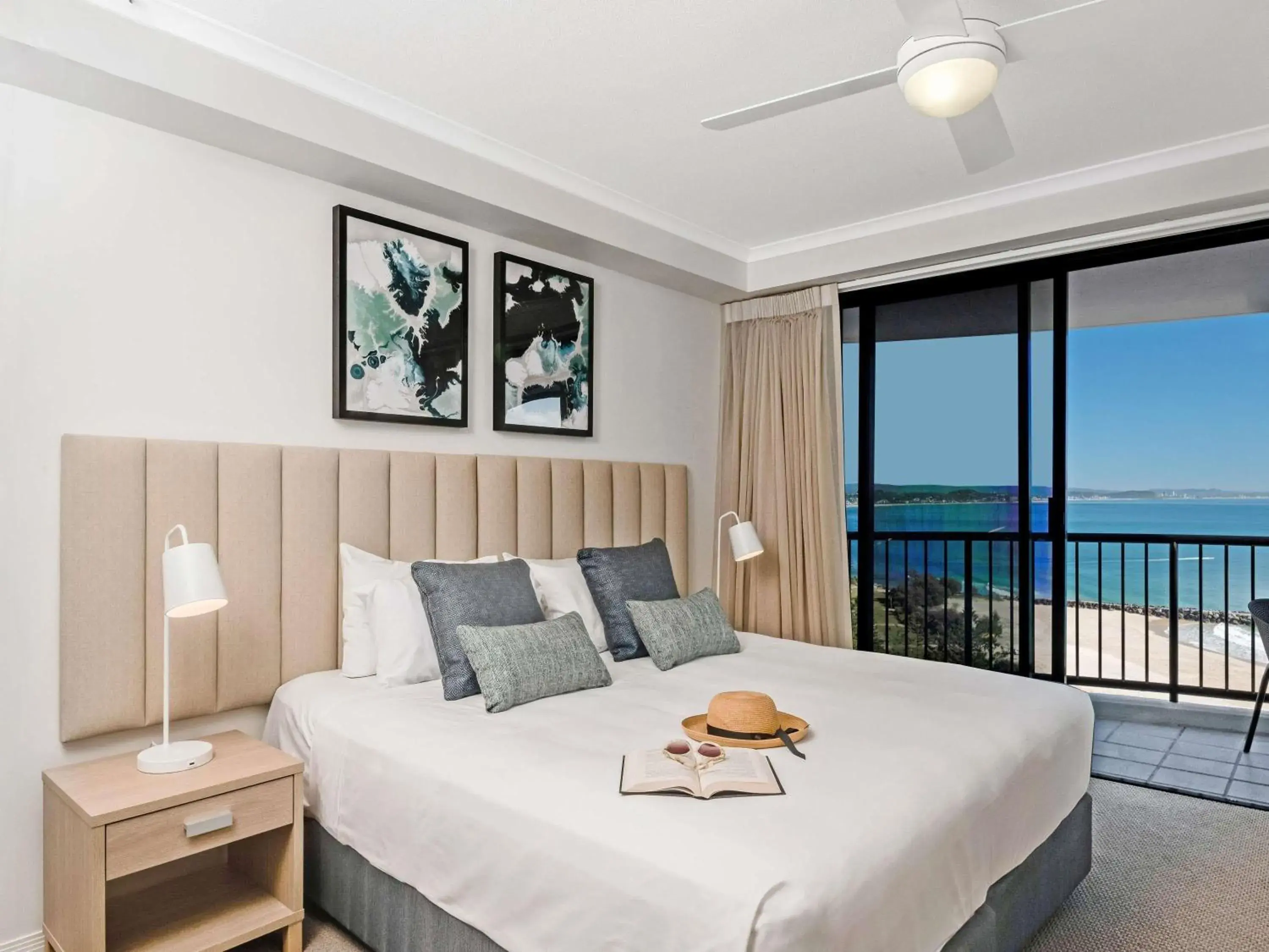 Bedroom, Bed in Mantra Coolangatta Beach Bedroom, Bed in Mantra Coolangatta Beach