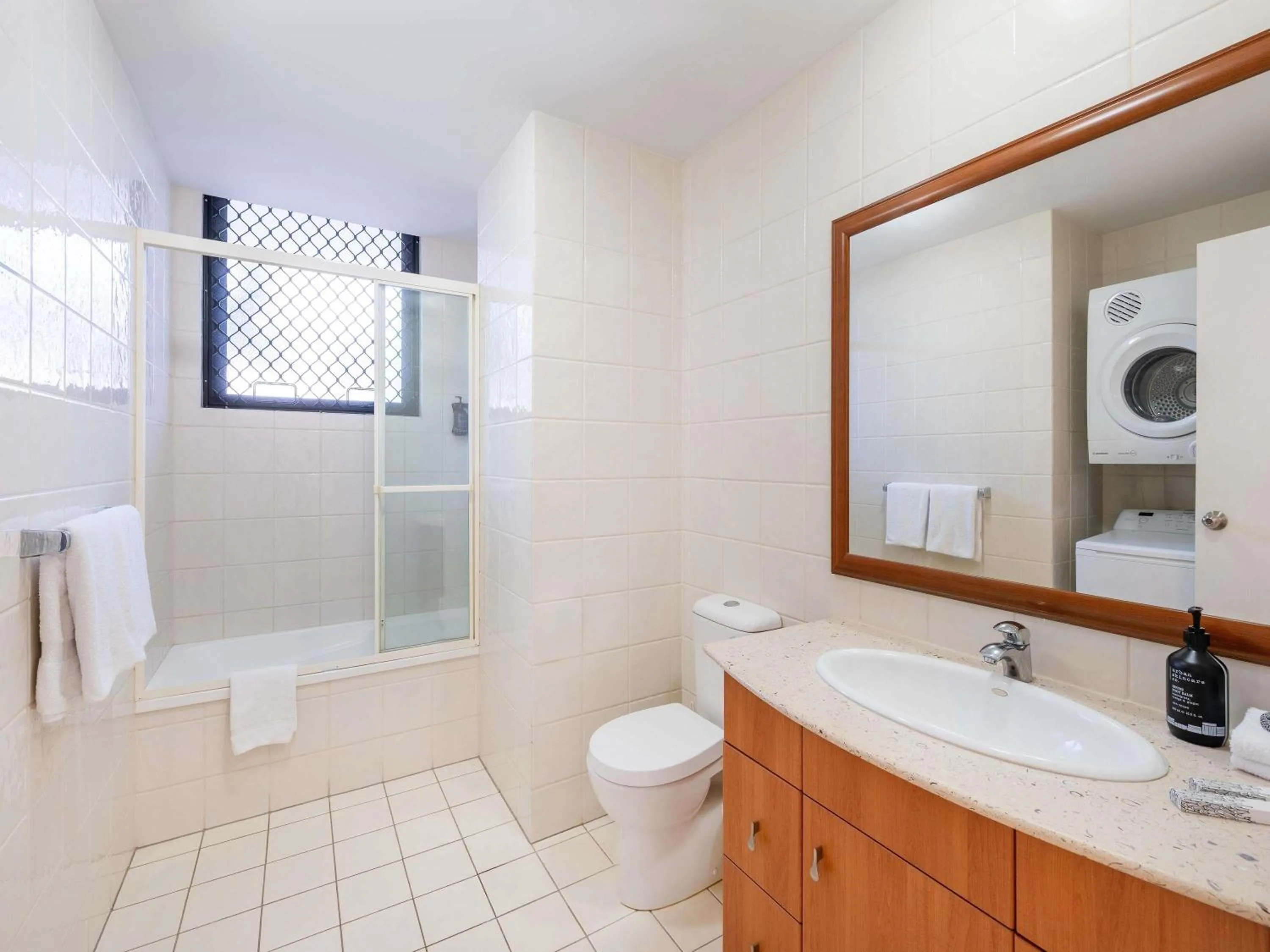 Bedroom in Mantra Coolangatta Beach