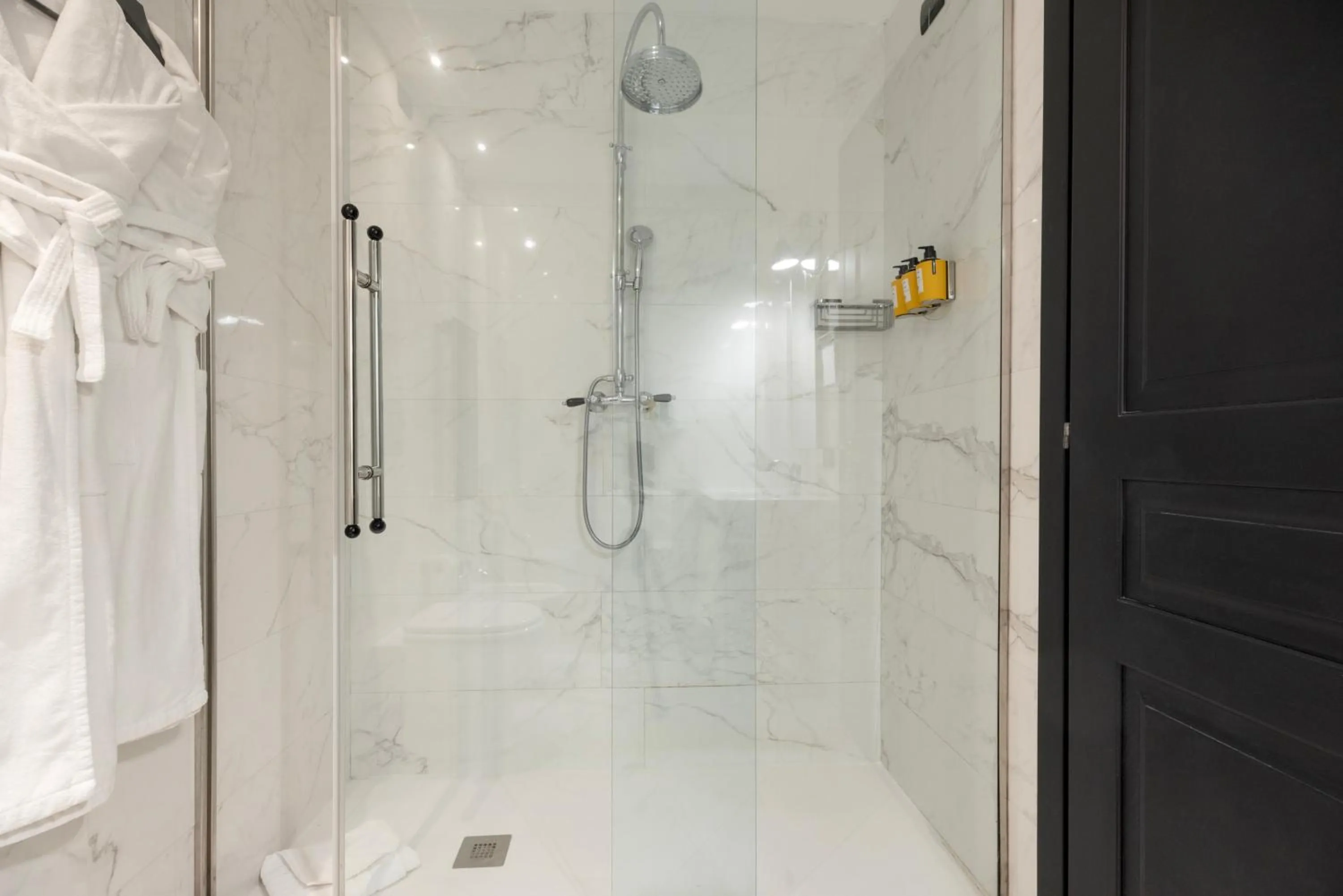 Shower in Roma Luxus Hotel