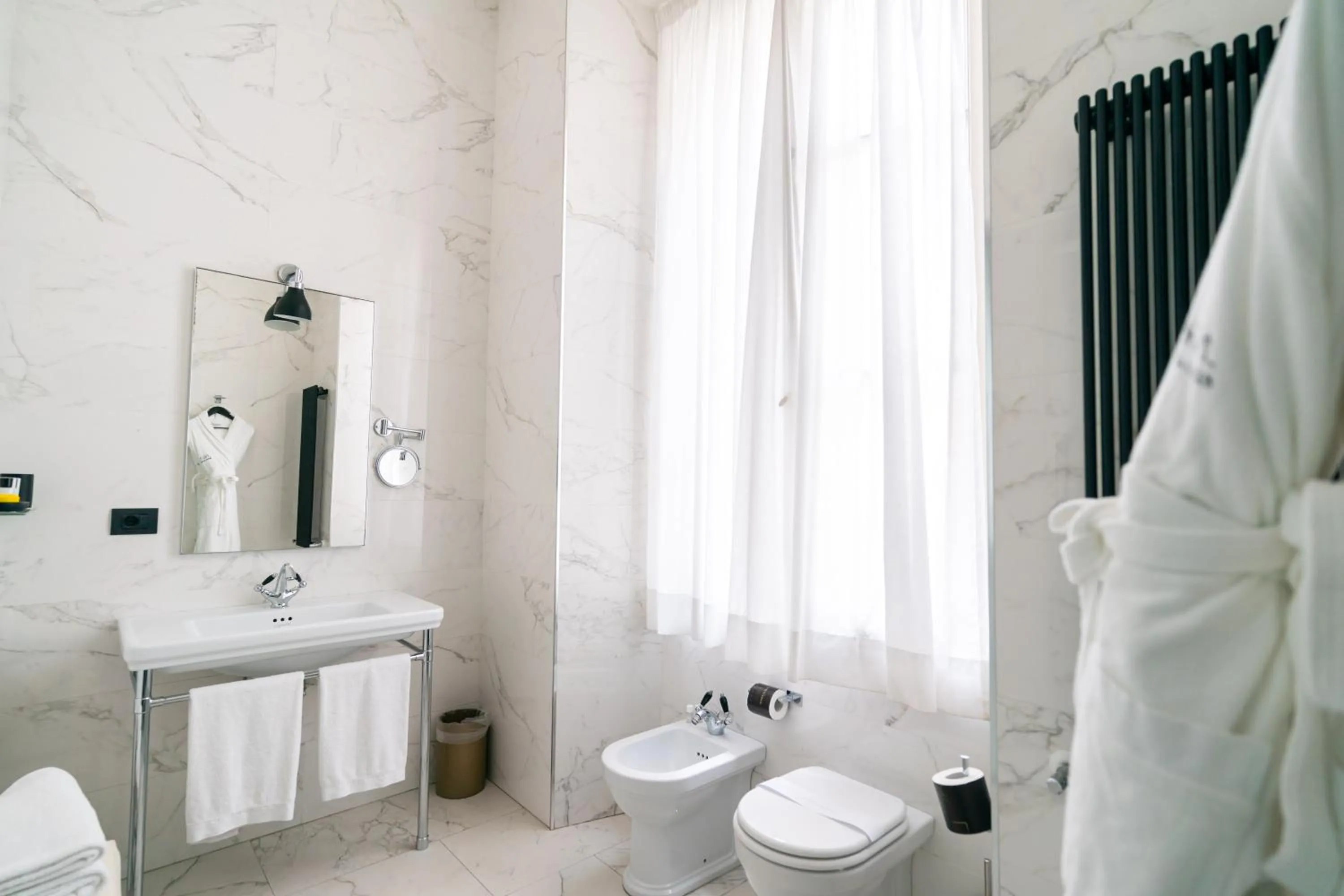 Shower in Roma Luxus Hotel