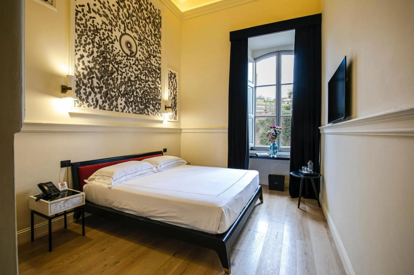 Bed in Roma Luxus Hotel