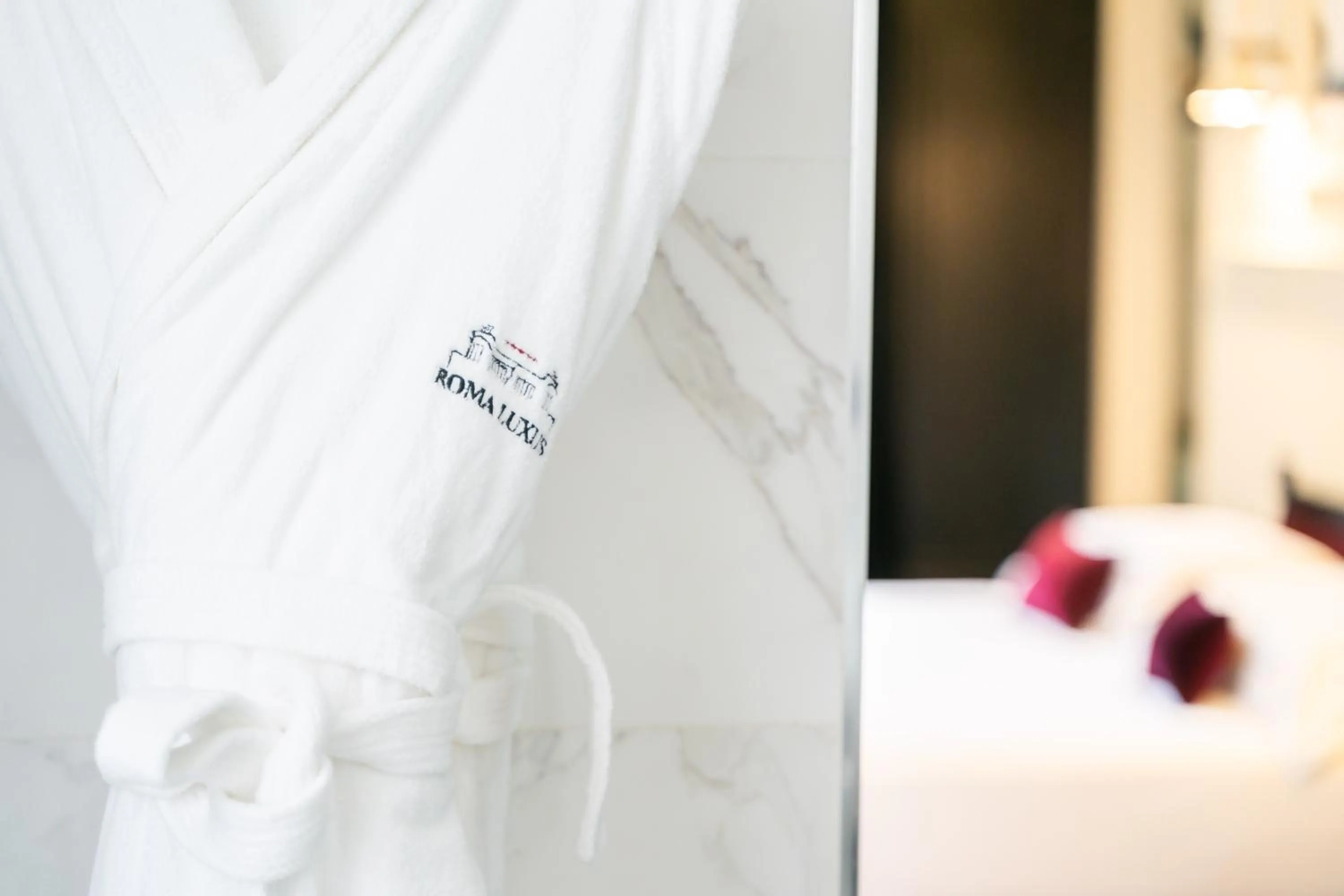 Bathroom, Bed in Roma Luxus Hotel